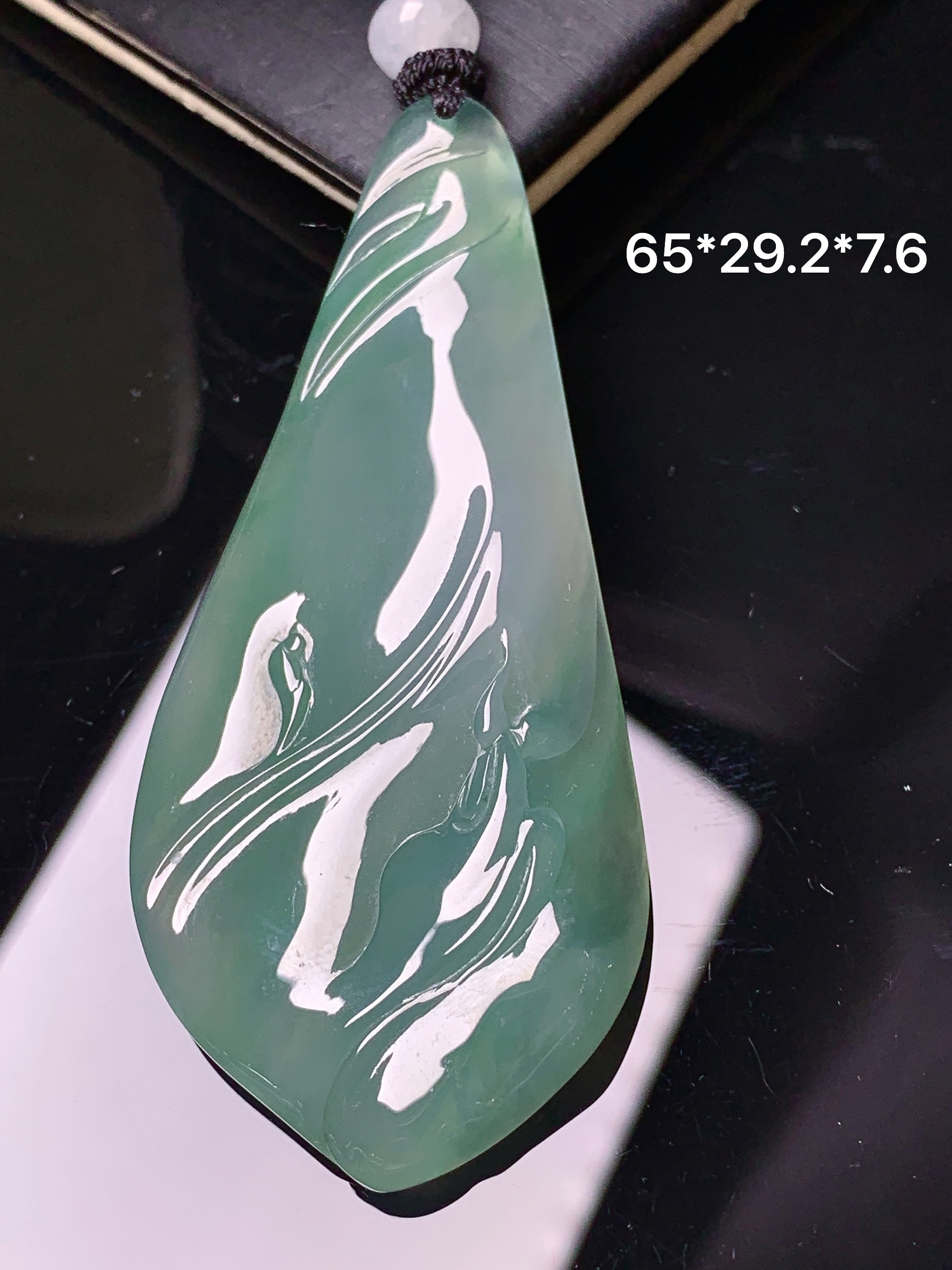 飘绿随形吊坠 玉质细腻 色泽艳丽清新 水润亮眼 整体尺寸65*29.2*7.6 L1