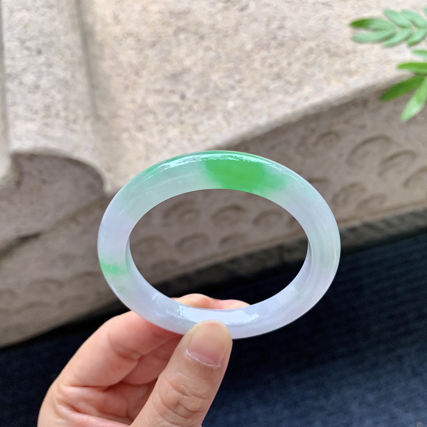 正圈49 50,圈口50.3/8.3/8,编码G9082721,糯冰飘辣阳绿，水润，种老，细腻，有纹线