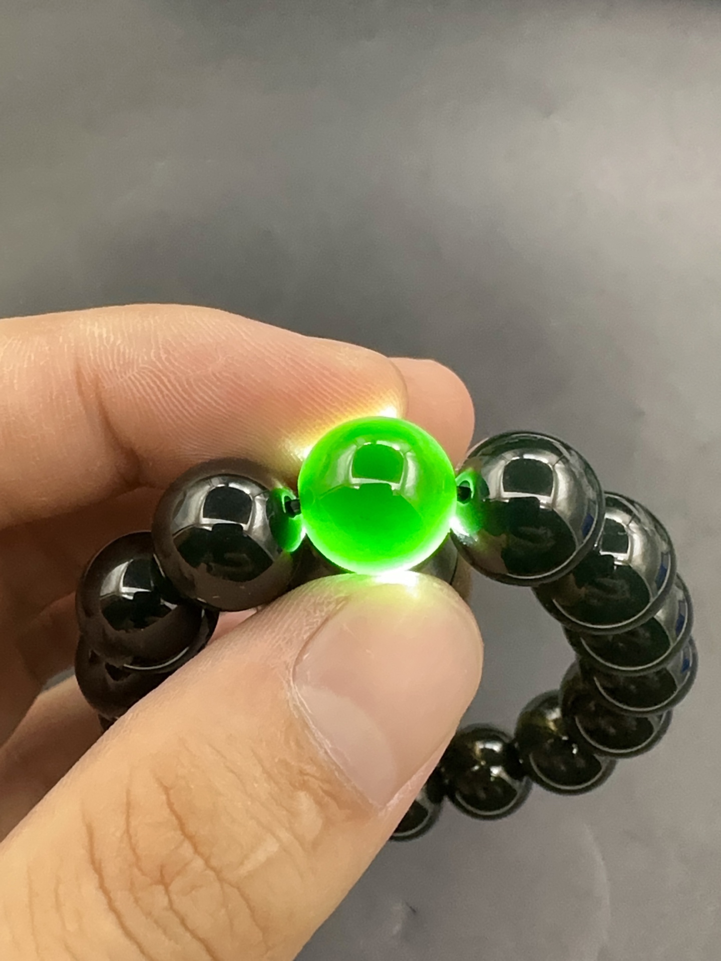 ：【墨翠手串13mm】老坑冰种，黑度极黑，灯照全透，呈帝王绿，种老起光，底极细腻，圆润饱满