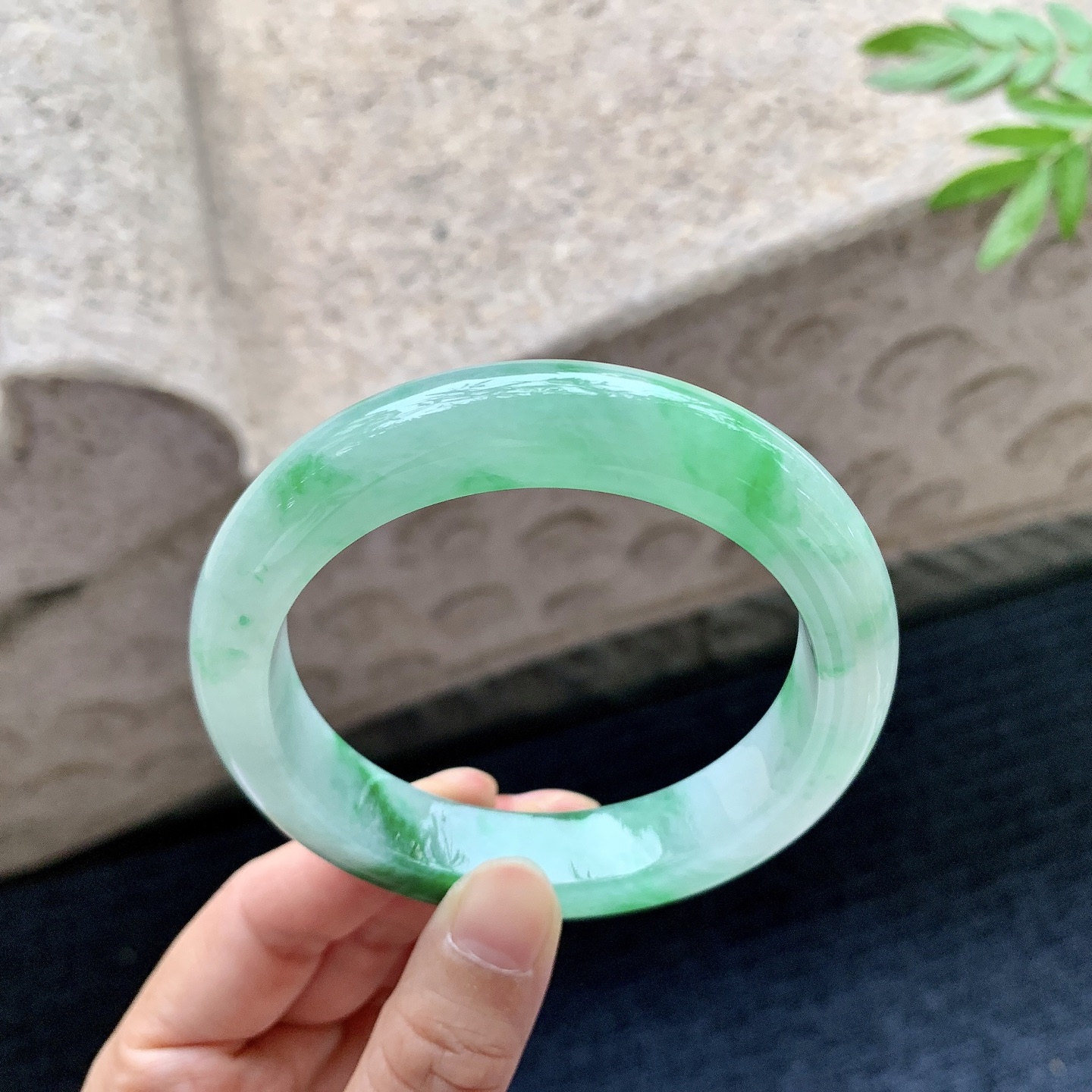 正圈58 59,圈口59.7/13.1/9.8,编码WW082724,描述糯冰飘绿，水润，种老，细腻，有纹线