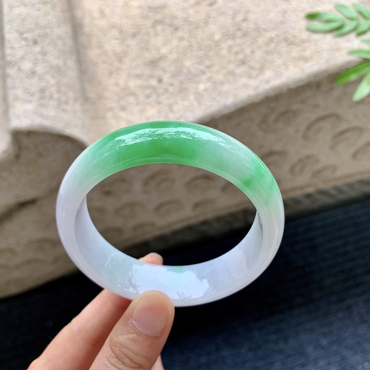 正圈57 58，圈口58.7/16.5/7.8，编码BA082720，描述：春彩，飘辣绿，水润，种老，细腻，打灯有棉线