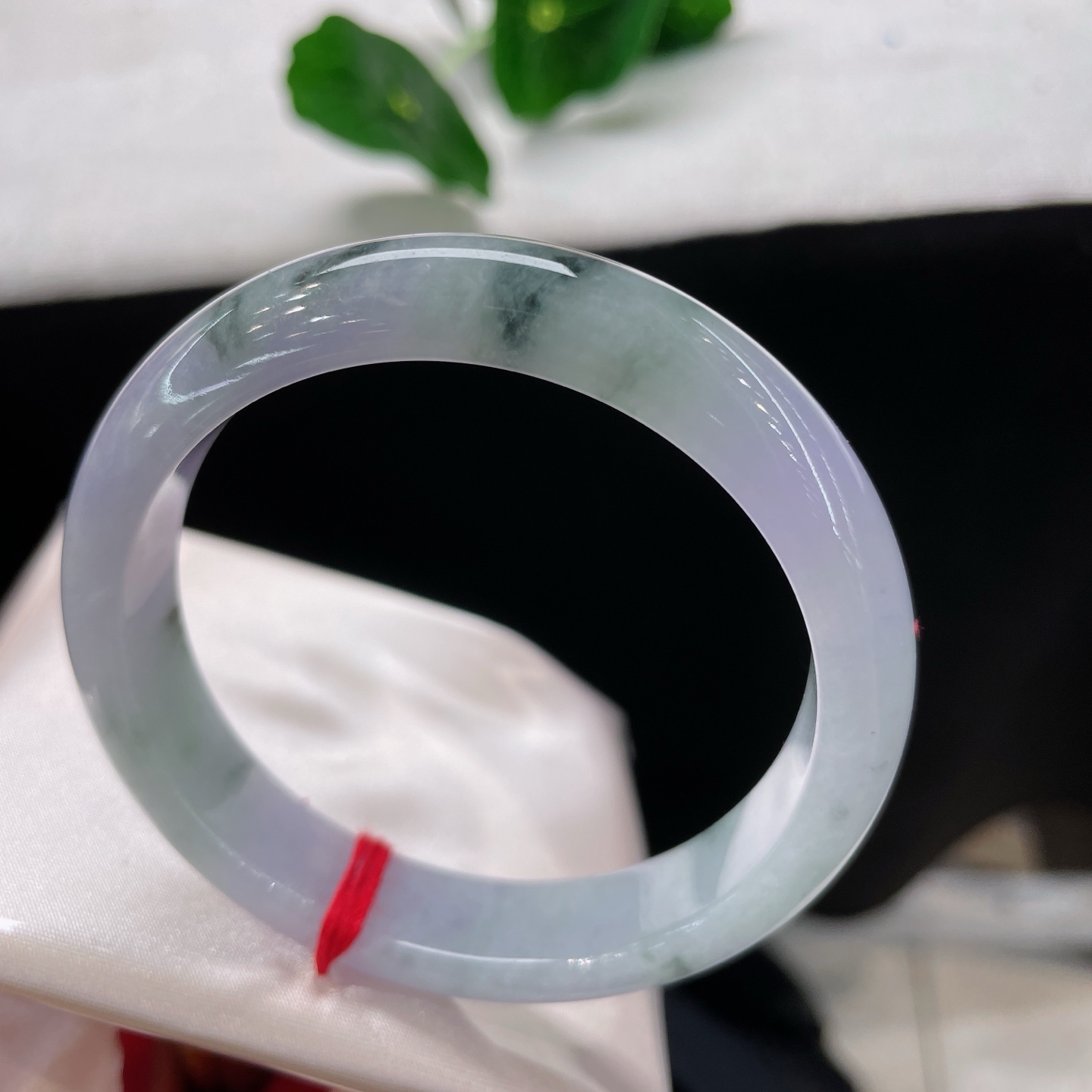 圈口55.8/12/7.5，莫奈花园正圈，55/56可戴，淡紫与浅绿交织，仿若烟霞漫谷，飘花灵动，细微纹。