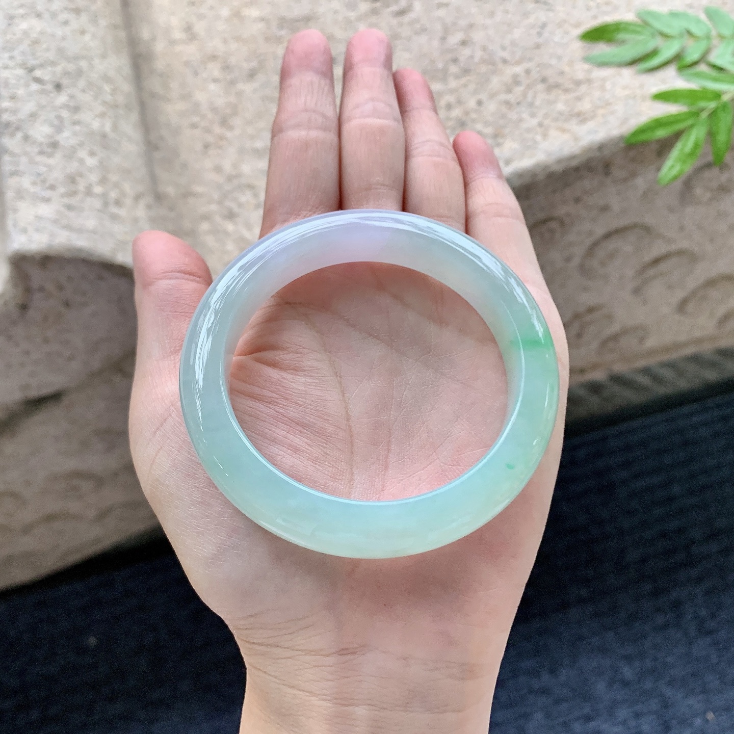 正圈53 54,圈口54/11.5/8.7,编码Q5082709,糯冰飘绿，水润，种老，细腻，打灯有棉线
