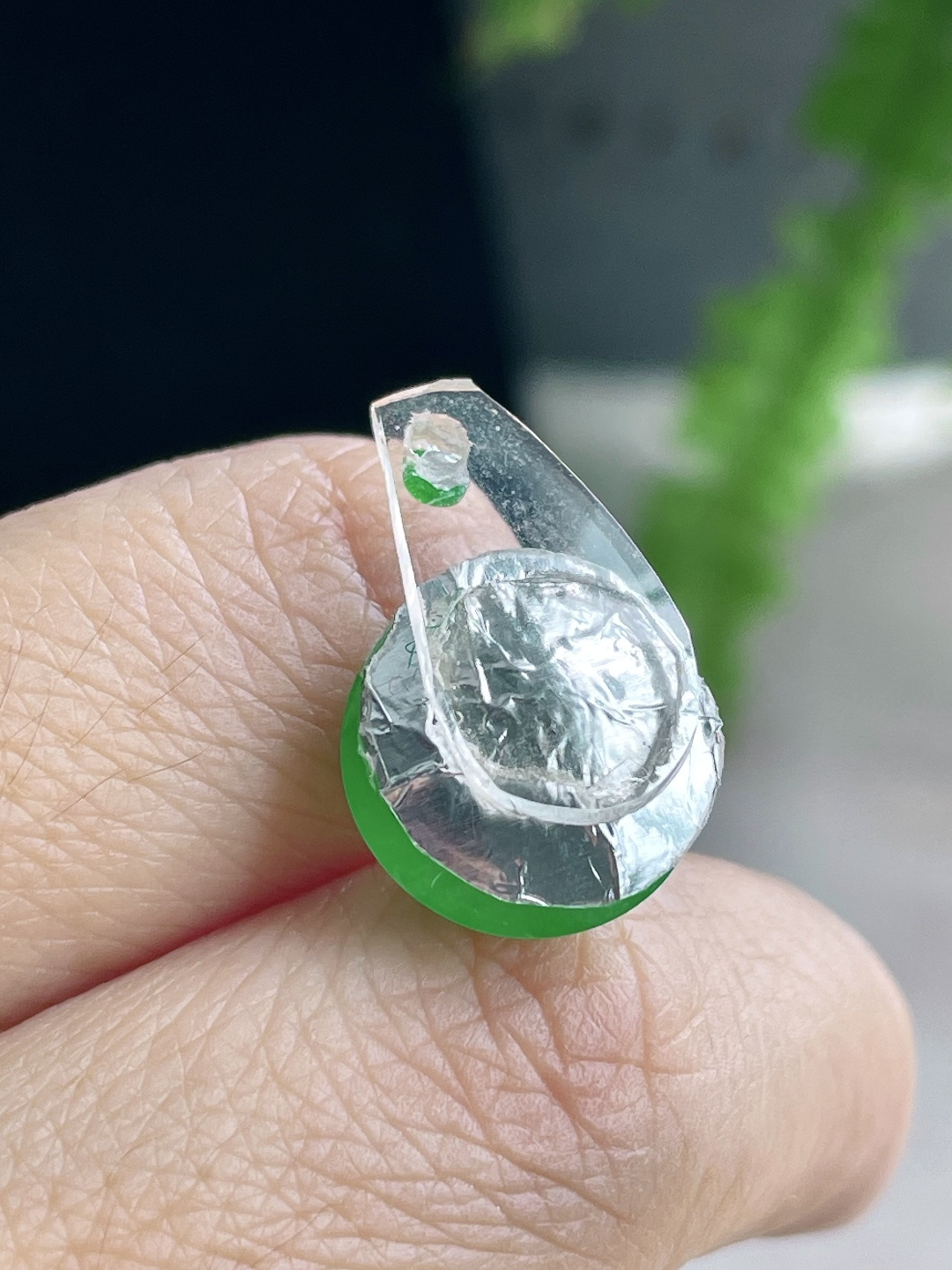 裸石高冰阳绿蛋面鸽子蛋吊坠,说明缅料无裂性比高厚装,尺寸13.2-13-7.3,重量2.2克