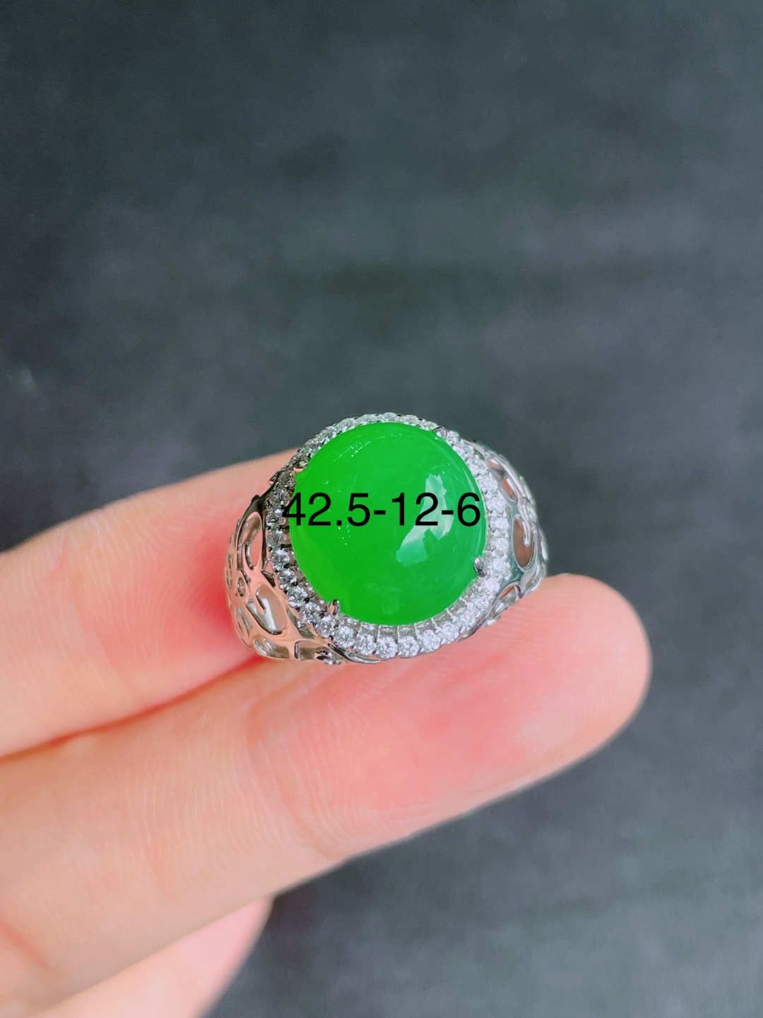 高冰绿蛋面戒指 晶莹剔透，新颖时尚，品相，42.5-12-6