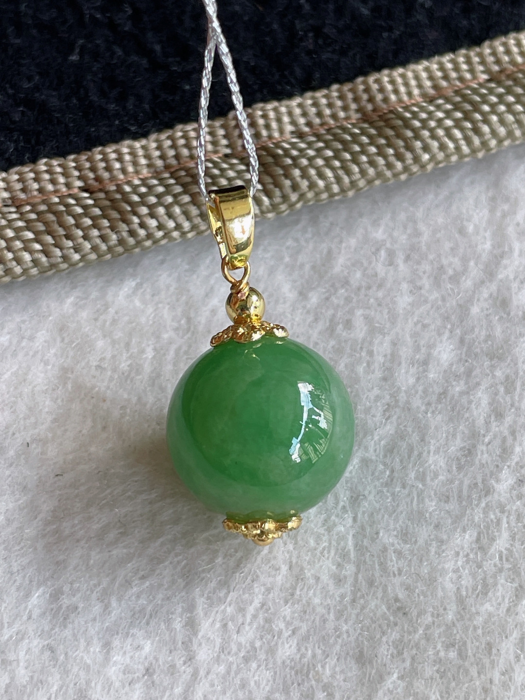 缅甸天然翡翠A货，14k满绿圆珠吊坠，尺寸：13.6mm。【编2714】