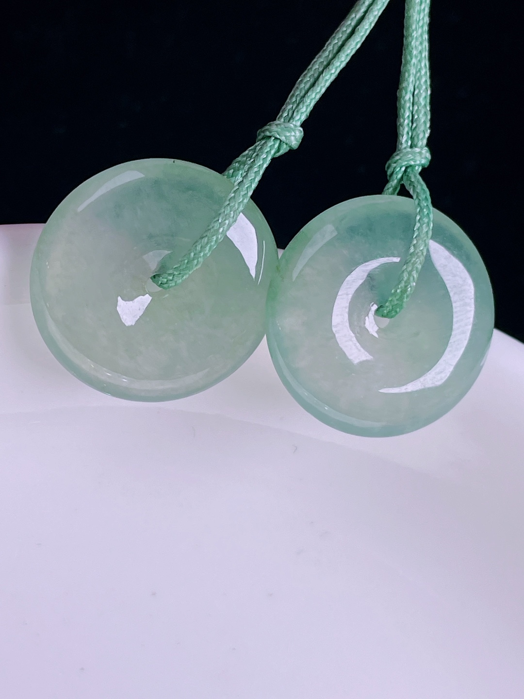 冰绿平安扣耳坠，老种起光，细底通透，尺寸：15.4/3.6mm0826