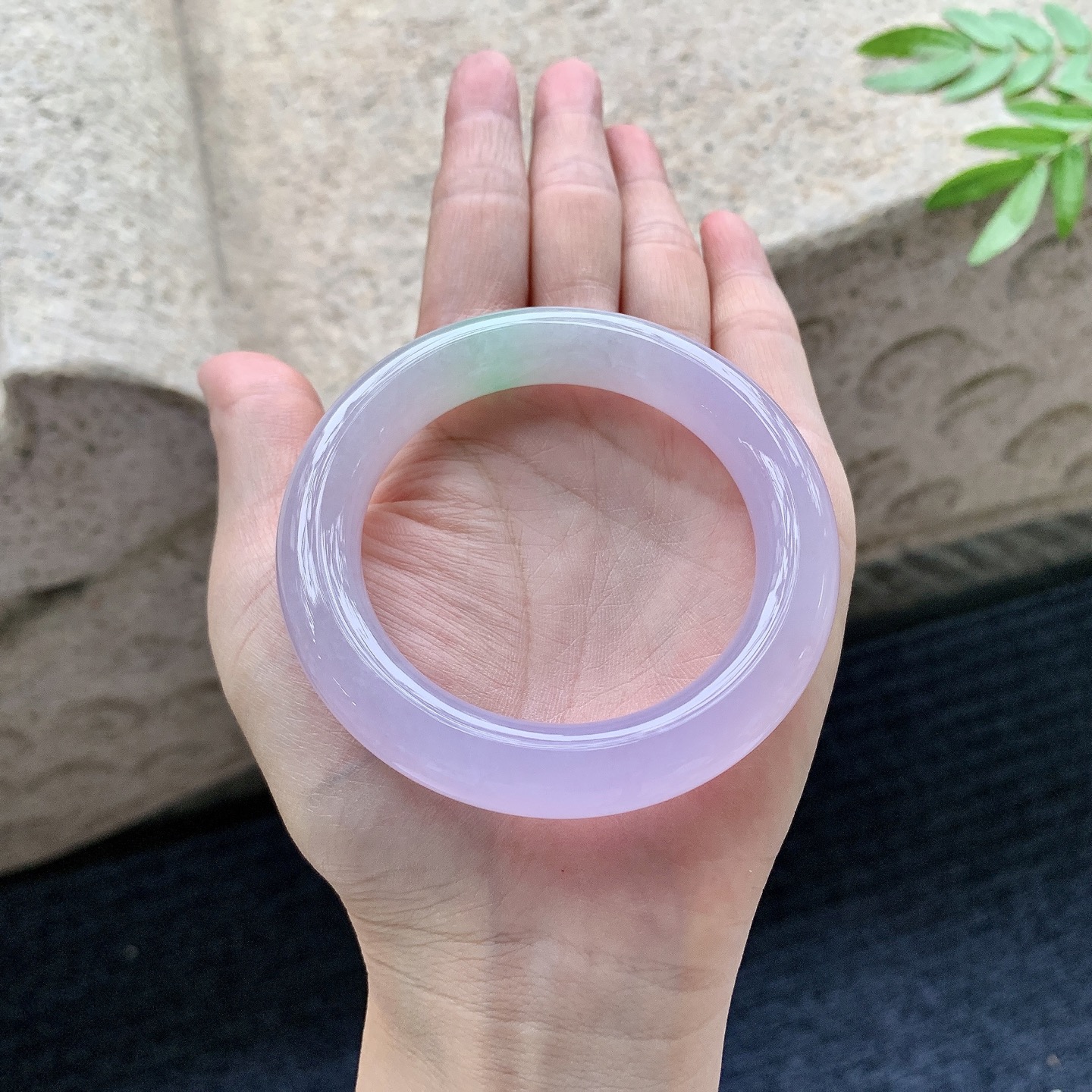 圆条52 53,圈口52/10.8/10.7,编码BA082736,描述糯冰椿彩，水润，种老，细腻，有纹线