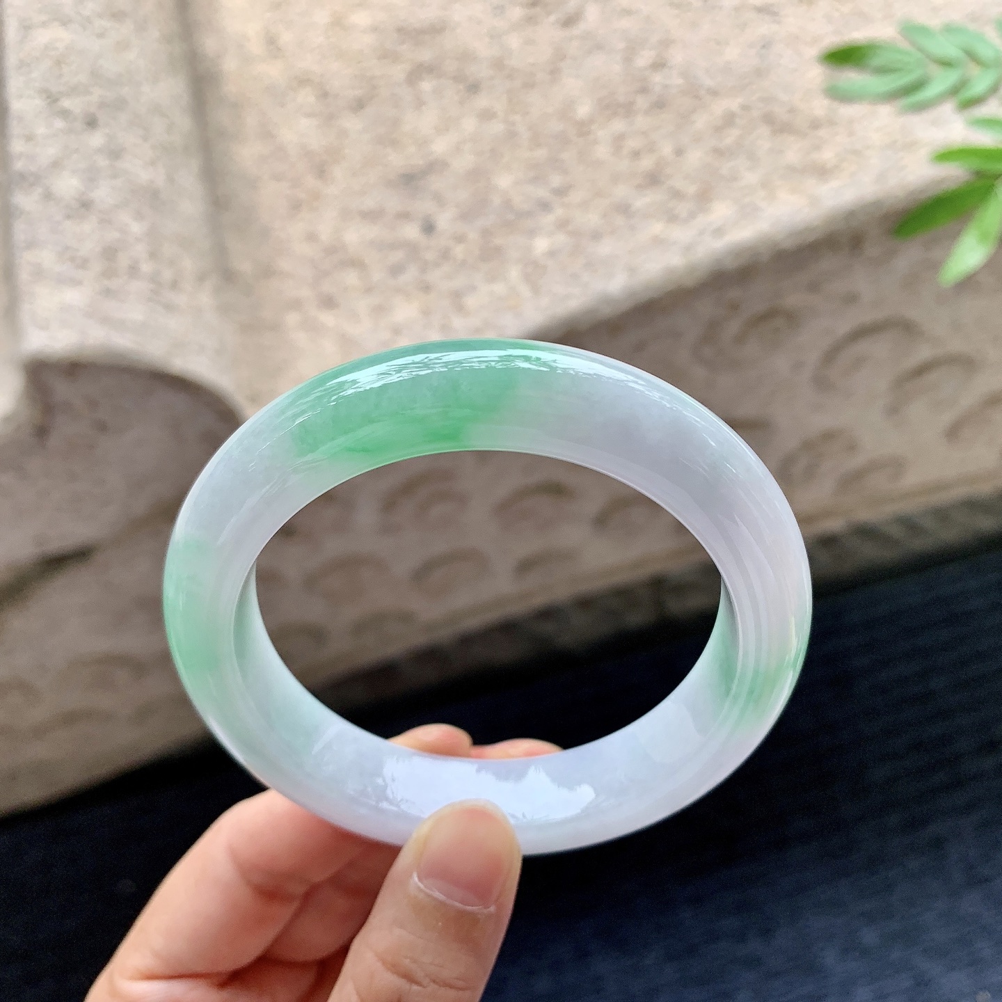 正圈56 57，圈口57.6/12.7/9.5，编码G9082719，描述细糯飘绿，水润，种老，细腻，打灯有棉纹