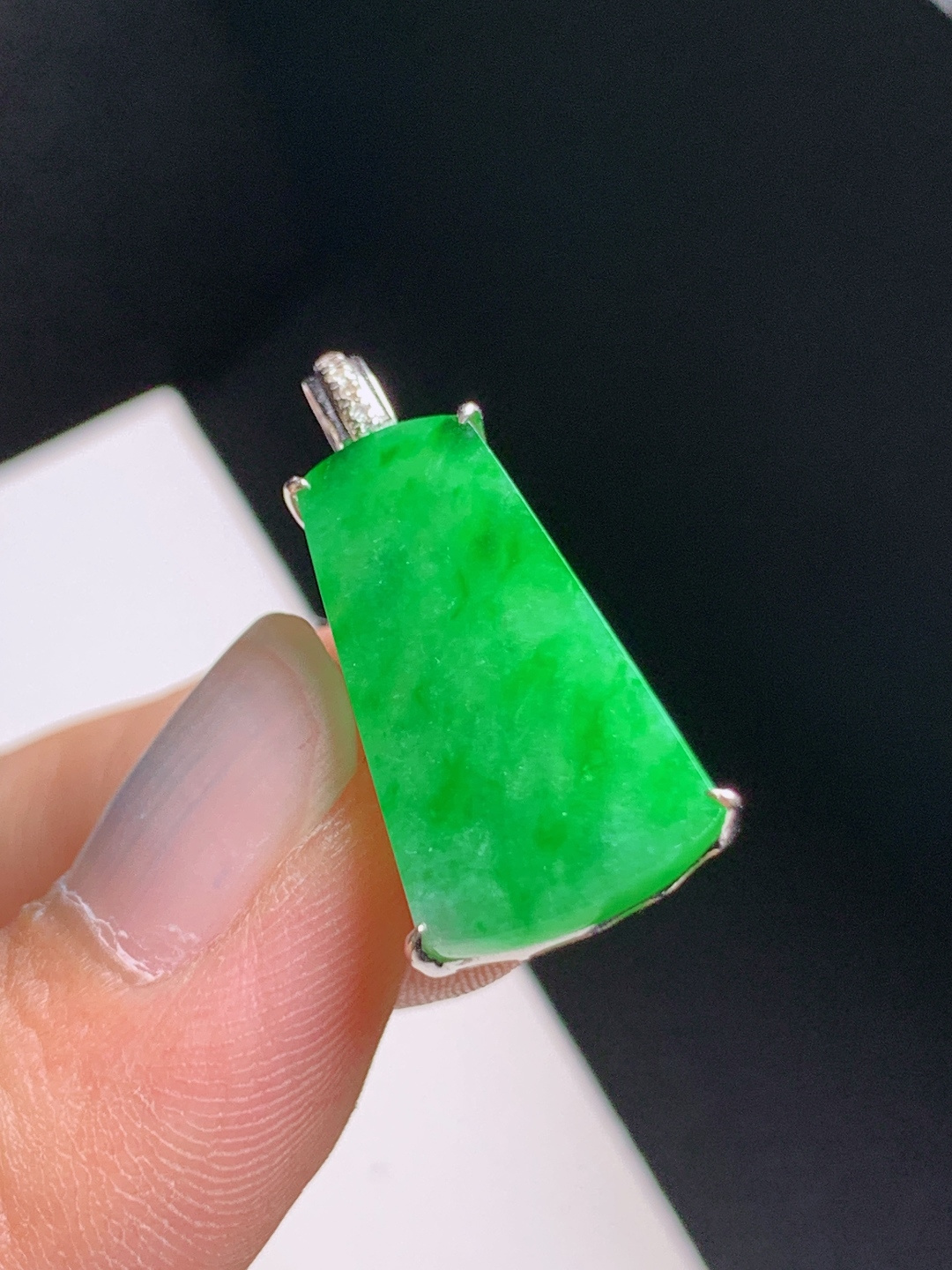 冰阳绿方牌吊坠，种色均匀，简约大气，平安顺遂
