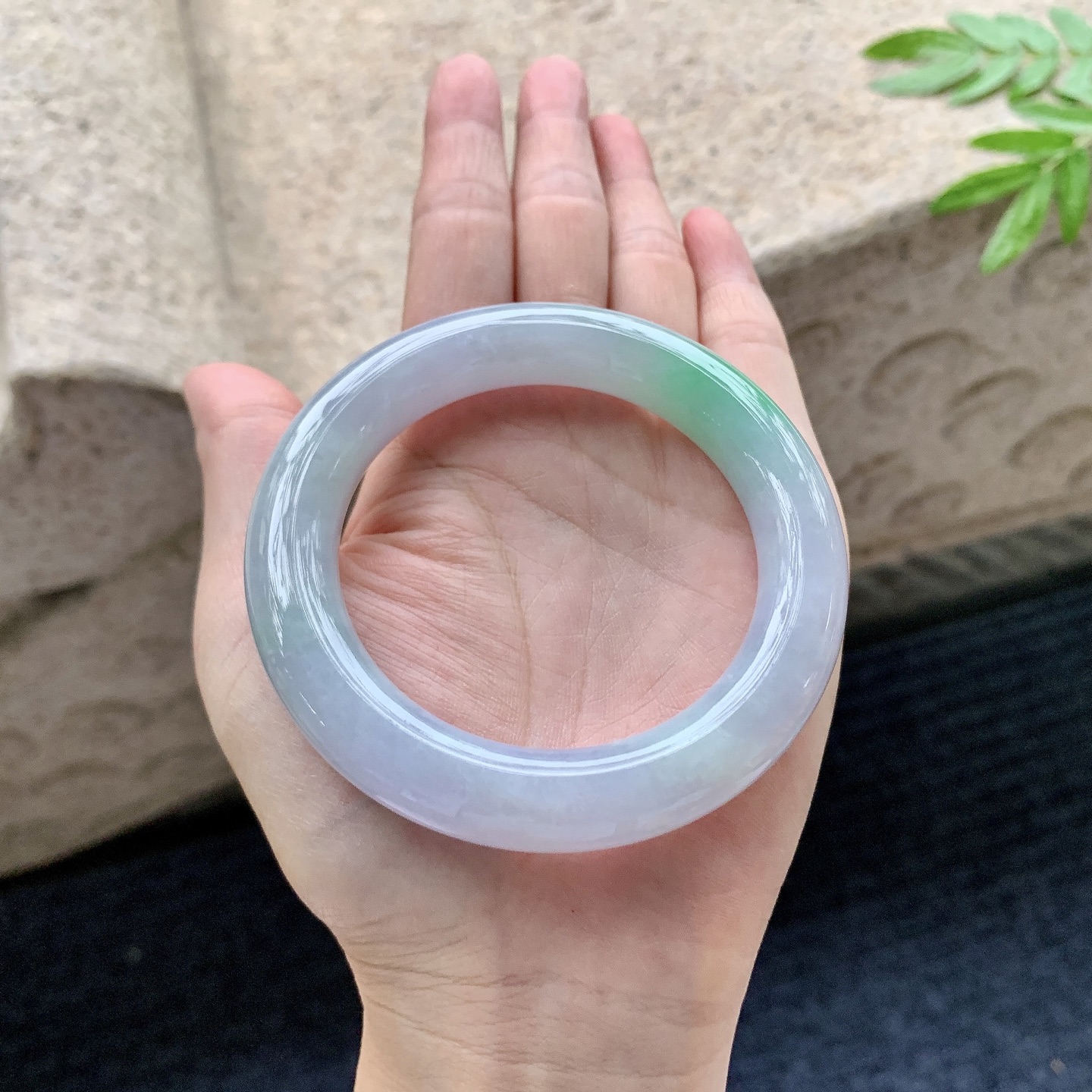 圆条53 54,圈口54.6/11.5/11.6,编码Q5082707,描述春彩，水润，种老，细腻，打灯有棉线
