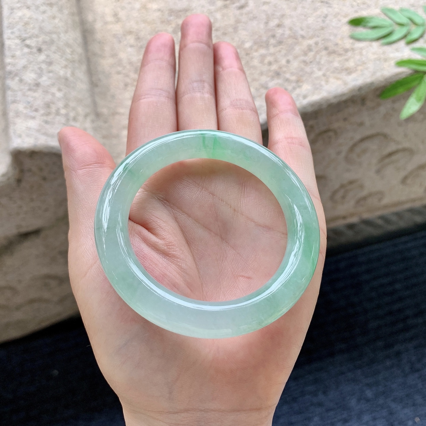 圆条49 50，圈口50/9.8/9.8，编码LH082732，描述糯冰飘绿，水润，种老，细腻，打灯有棉线