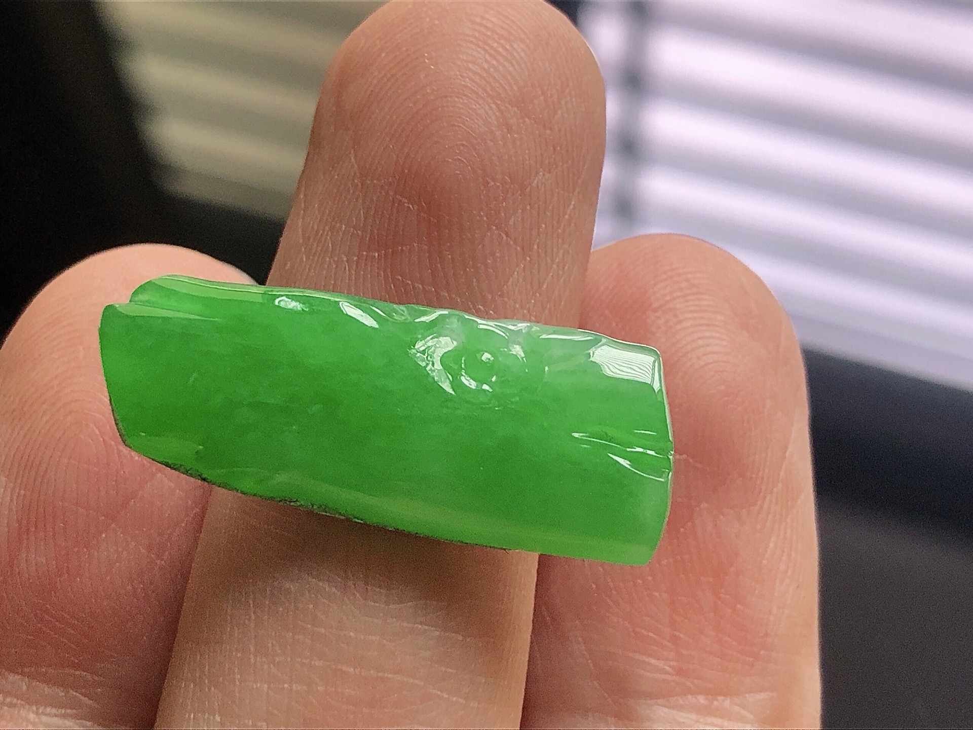 ️ 冰种阳绿竹节， 色泽艳阳，通透水润，玉质细腻，夺目迷人，镶嵌效果，品相，无裂，尺寸27.2*10.6*3.8