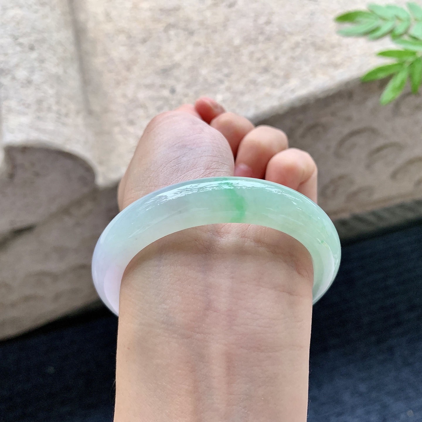 正圈53 54,圈口54/11.5/8.7,编码Q5082709,糯冰飘绿，水润，种老，细腻，打灯有棉线