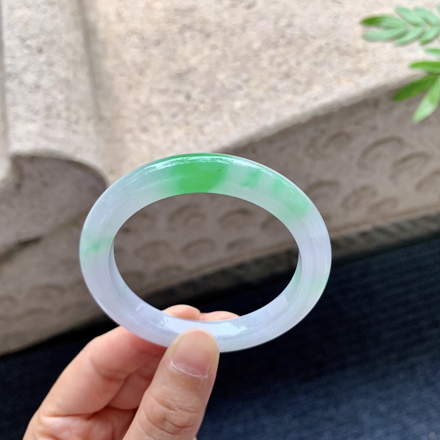 正圈49 50,圈口50.3/8.3/8,编码G9082721,糯冰飘辣阳绿，水润，种老，细腻，有纹线