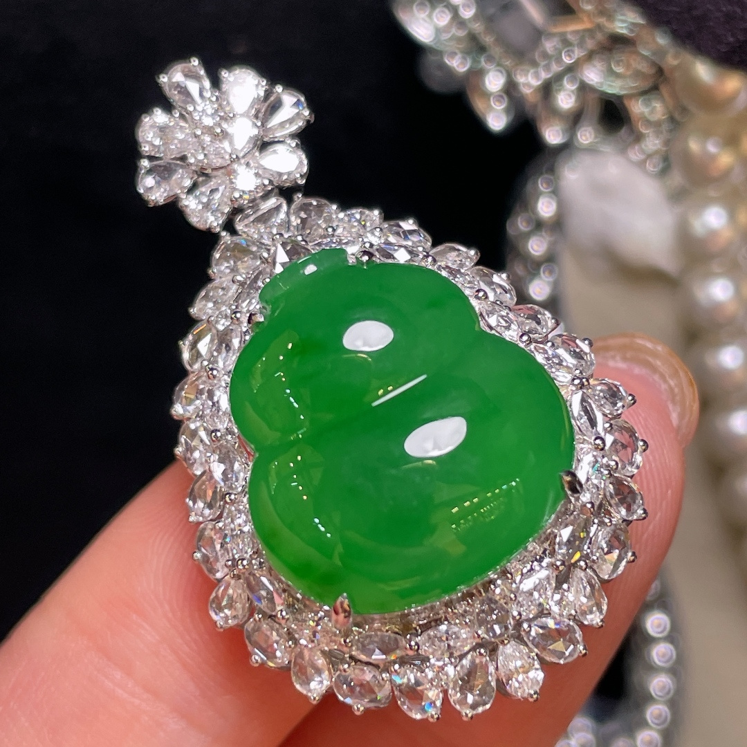 翡翠A货 葫芦吊坠，阳绿满色，料子冰润细腻，种老起光，18k金镶真钻，上身佩戴效果很好38.2-24.2-14.9，裸石17.8-16.3-5