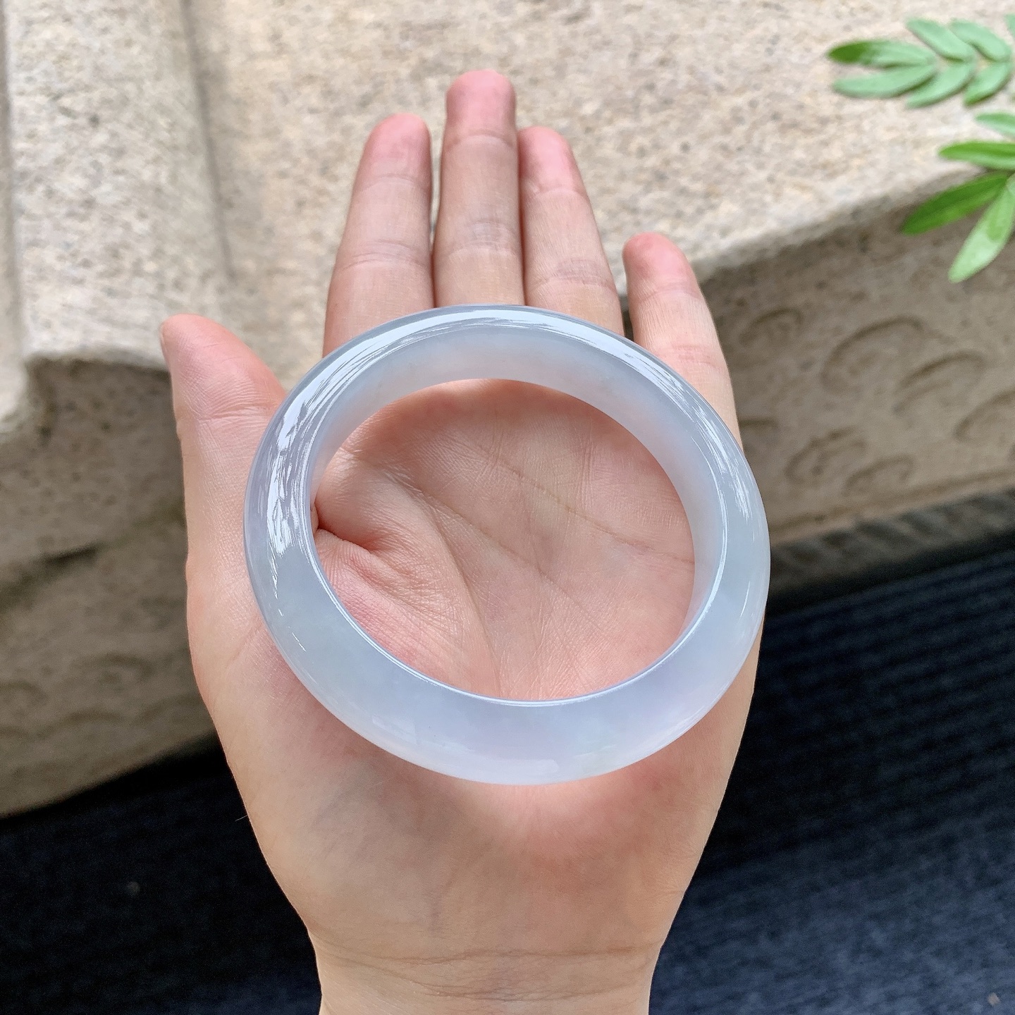 正圈54 55，圈口55.7/12/9，编码DZ082705，糯冰底色，水润，种老，细腻，打灯有纹絮