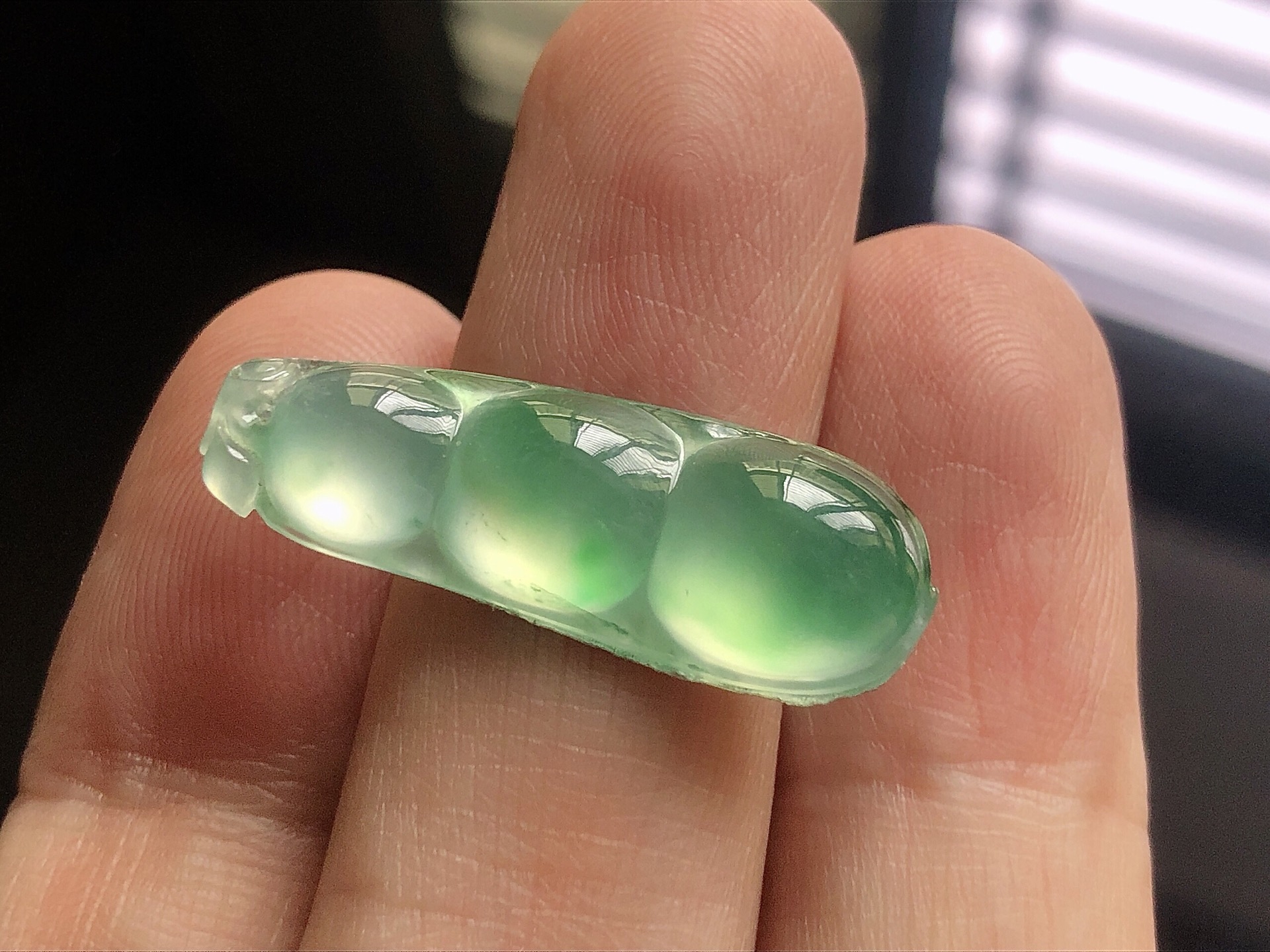 冰种阳绿福豆，色泽艳阳，通透水润，玉质细腻，夺目迷人，镶嵌效果，品相，无裂，尺寸29.3*10.2*5.3