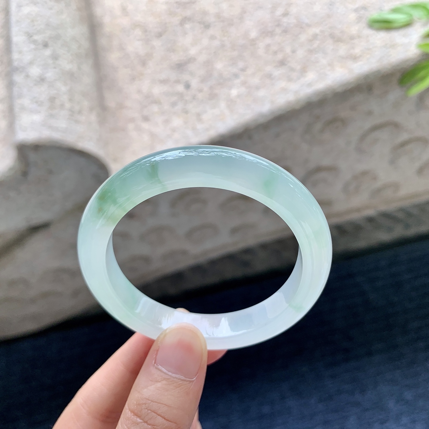 正圈49 50，圈口50.8/10.2/7.8，编码GF082610，冰糯飘绿，清透，水润，种老，细腻，打灯有棉线