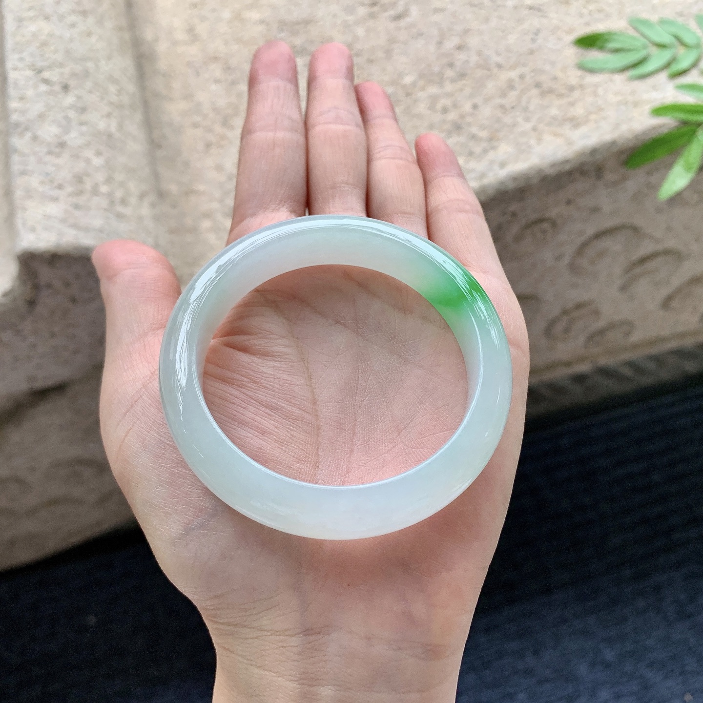正圈51 52，圈口52.3/12/7.5，编码G9082722，细糯飘辣绿，水润，种老，细腻，打灯有棉线