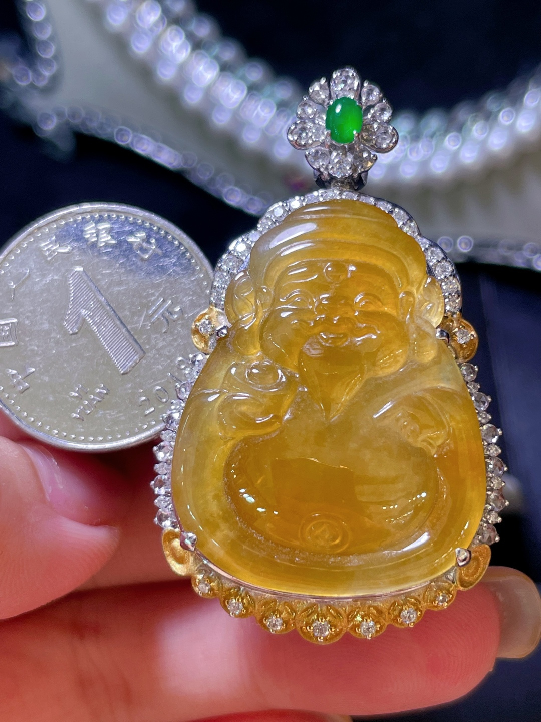 翡翠A货 财神吊坠，黄翡满色，料子冰润细腻，种老起光，18k金镶真钻，上身佩戴效果很好，尺寸如图，31.3-24.5-3