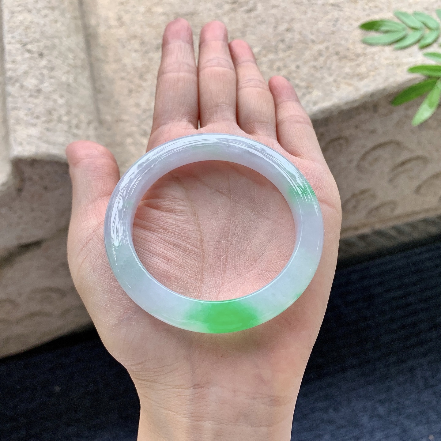 正圈49 50,圈口50.3/8.3/8,编码G9082721,糯冰飘辣阳绿，水润，种老，细腻，有纹