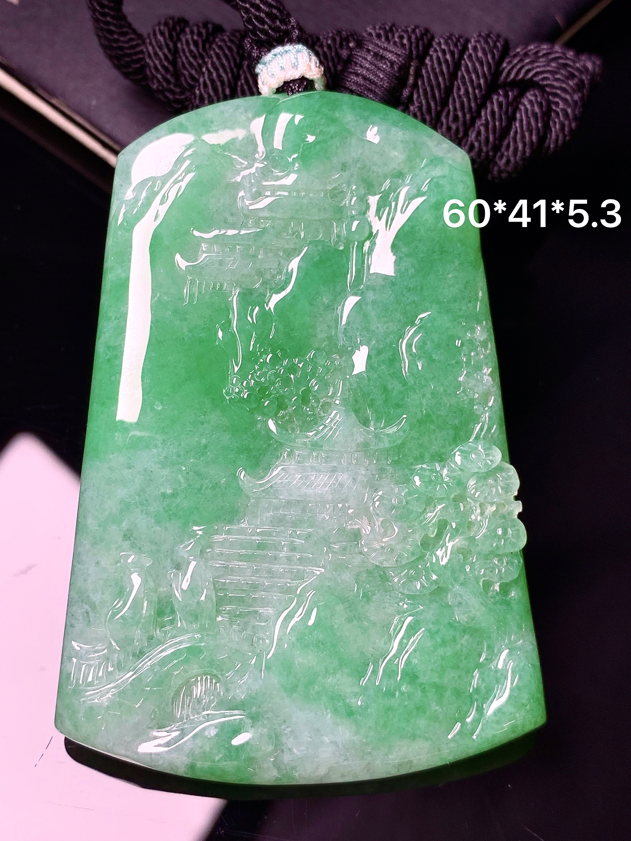 飘绿山水牌子吊坠 玉质细腻 色泽艳丽清新 水润亮眼 整体尺寸60*41*5.3 a5