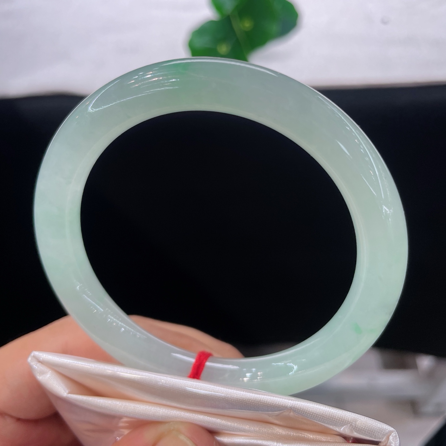 圈口58.4/9.0，冰晴飘绿美人条，58/59可戴，清冰凝翠，一抹鲜绿落玉间。无裂