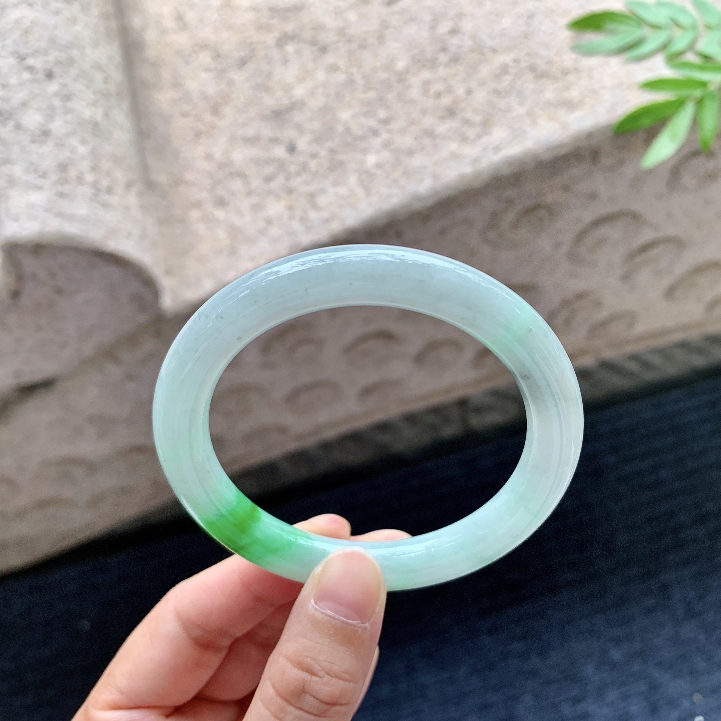 圆条53 54，圈口54.9/9.3/9，编码BA082715，描述：细糯飘辣绿，水润，种老，细腻，打灯有絮线