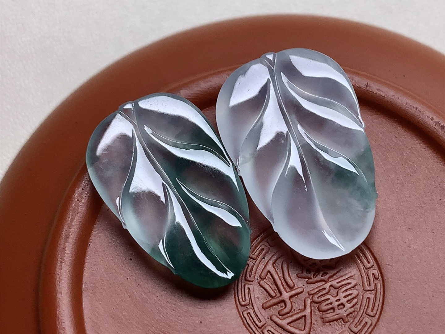 冰种飘花叶子一对 飘花色泽漂亮，种水，尺寸22.3*14.4*4、21.4*13.3*3.2