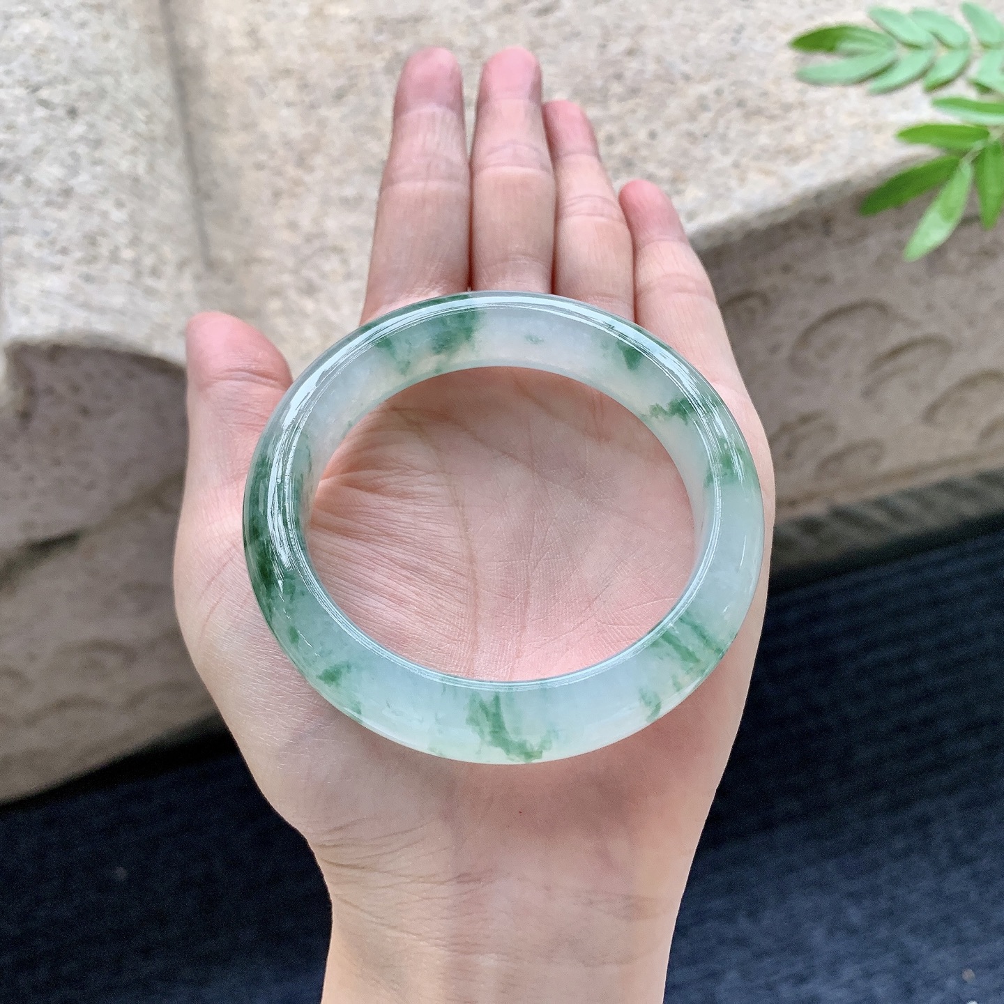 正圈53 54，圈口54.3/13/8.6，编码B2082741，冰糯飘花，水润，种老，细腻，打灯有