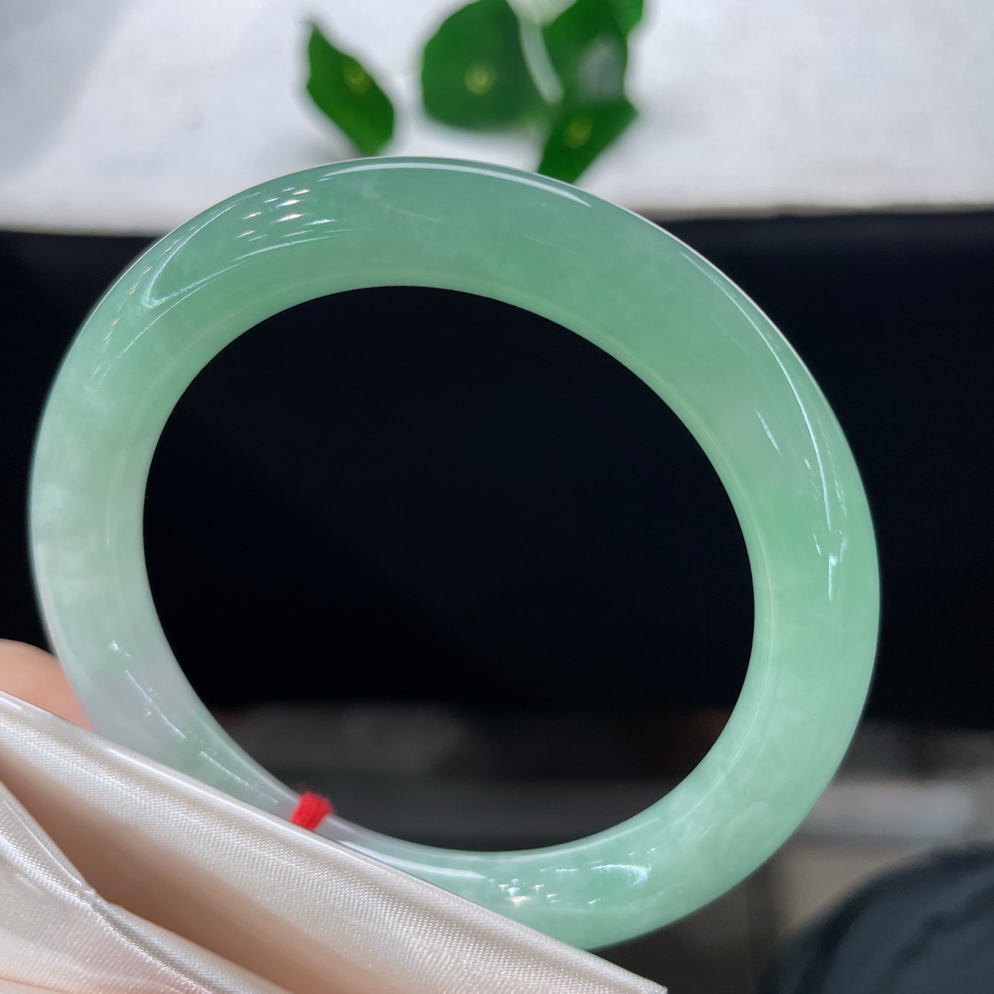 翡翠手镯 圈口56/9.7，冰果绿底圆条，56/57可戴，翠染玉肌，清辉绕腕，微冰丝纹