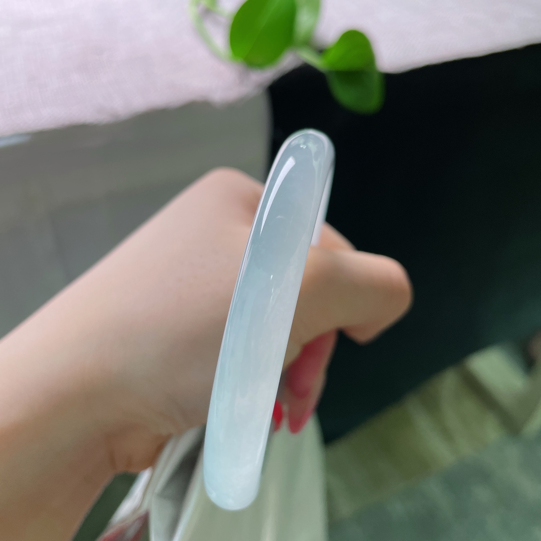 54/9.2，白冰圆条，通体冰透起胶，清润干净，上手清冷温柔，自带氛围感，一汪清冰，温润藏光，无裂，ss55698a