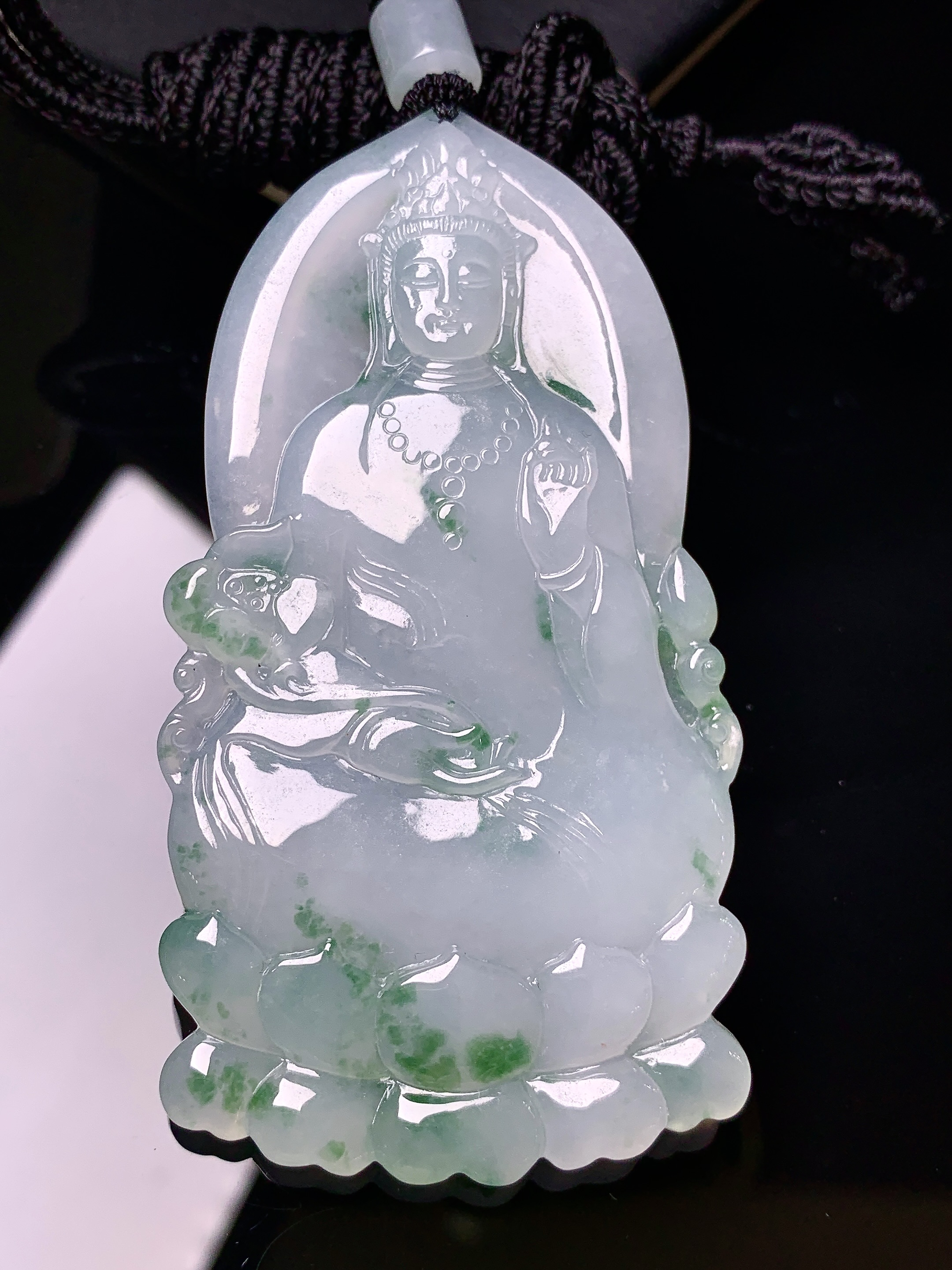 飘花观音菩萨吊坠 玉质细腻 色泽艳丽清新 水润亮眼 整体尺寸72*38*5.3 L1