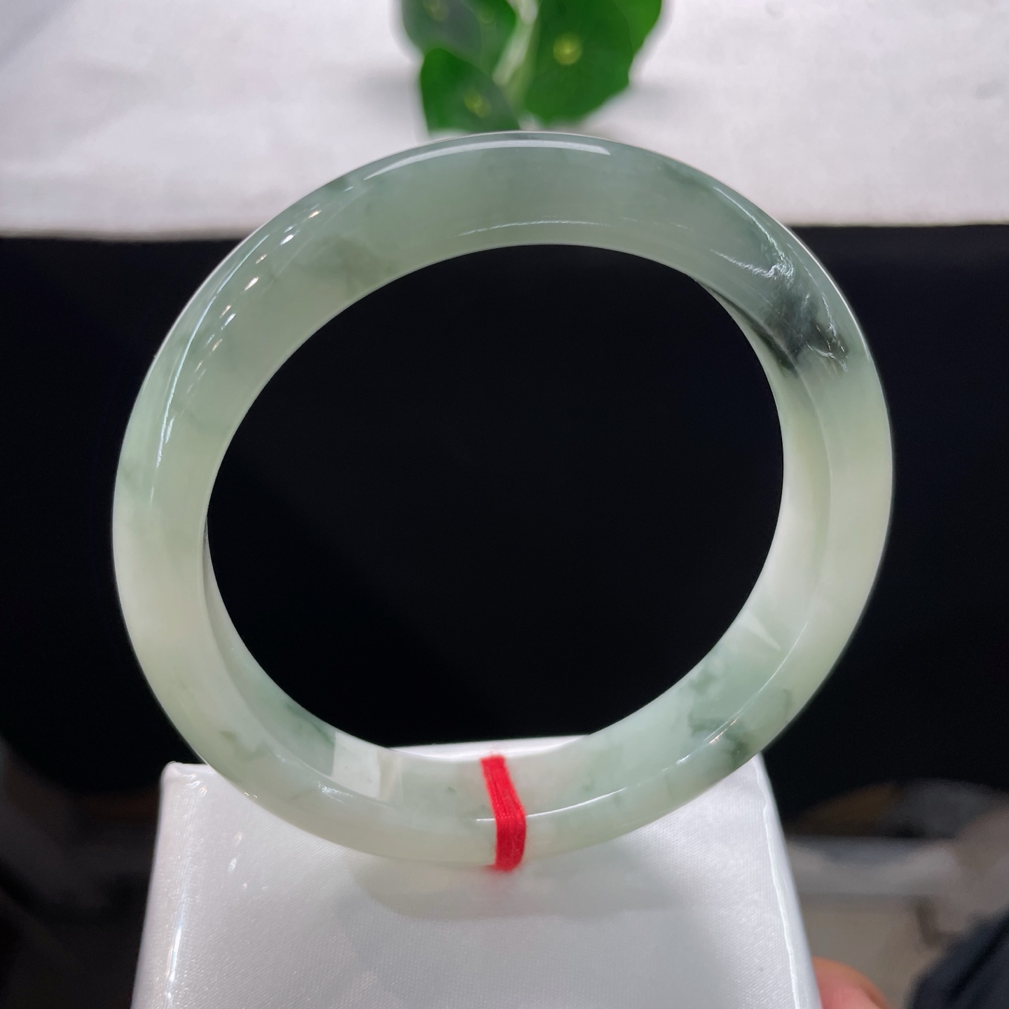 翡翠手镯 圈口58.7/11.7/8，飘花正圈，58/59可戴，仿若薄雾绕林，冰肌清透莹润。墨色飘花如烟云漫卷。