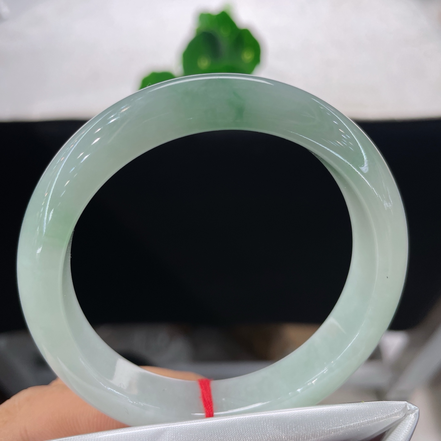 翡翠手镯 圈口58/12.7/9.0，白底飘绿花正圈，57/58可戴，朦胧的飘绿弥散在镯身，温润如水