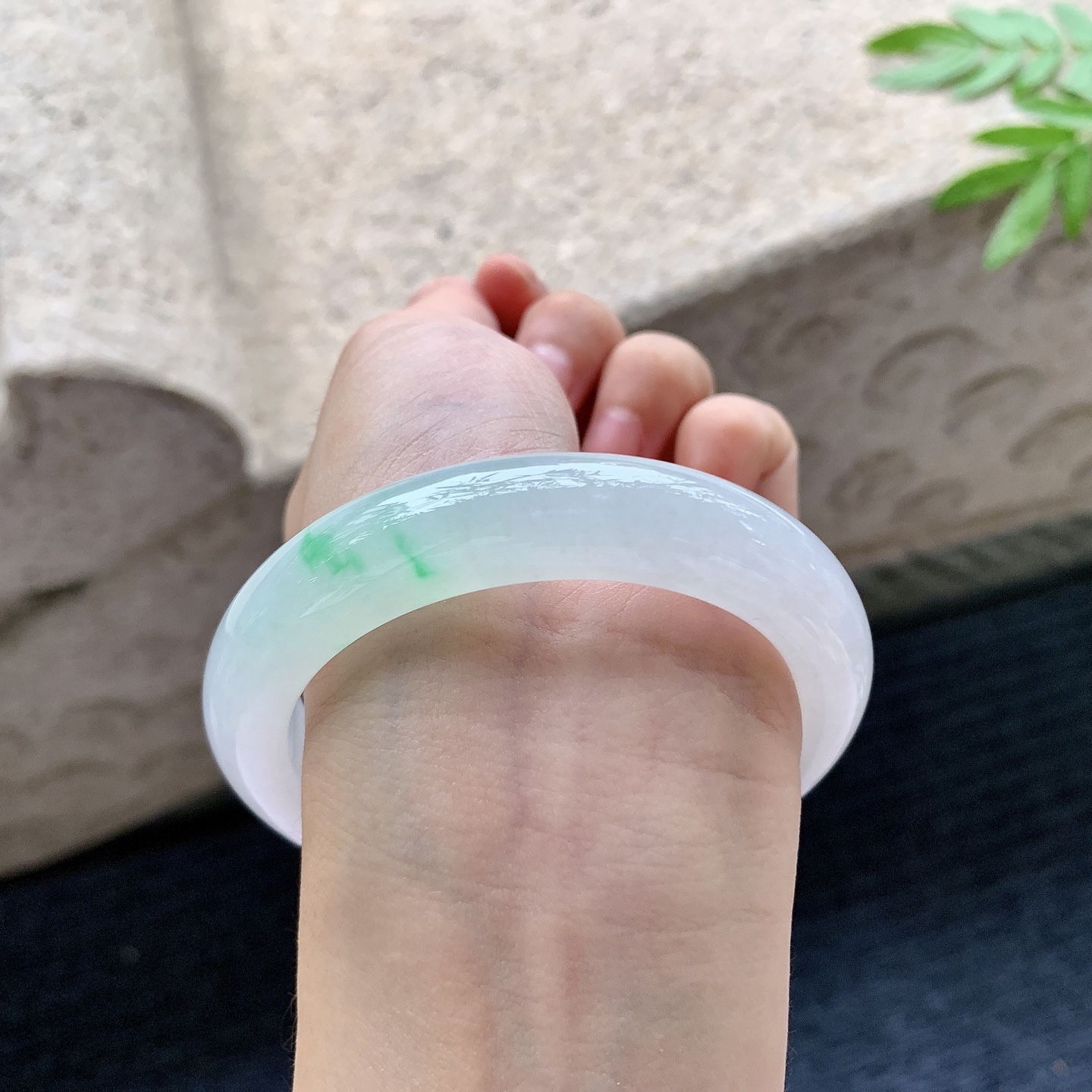 正圈54 55，圈口55.7/12.4/9.3，编码G9082723，糯冰飘绿，水润，种老，细腻，无裂。