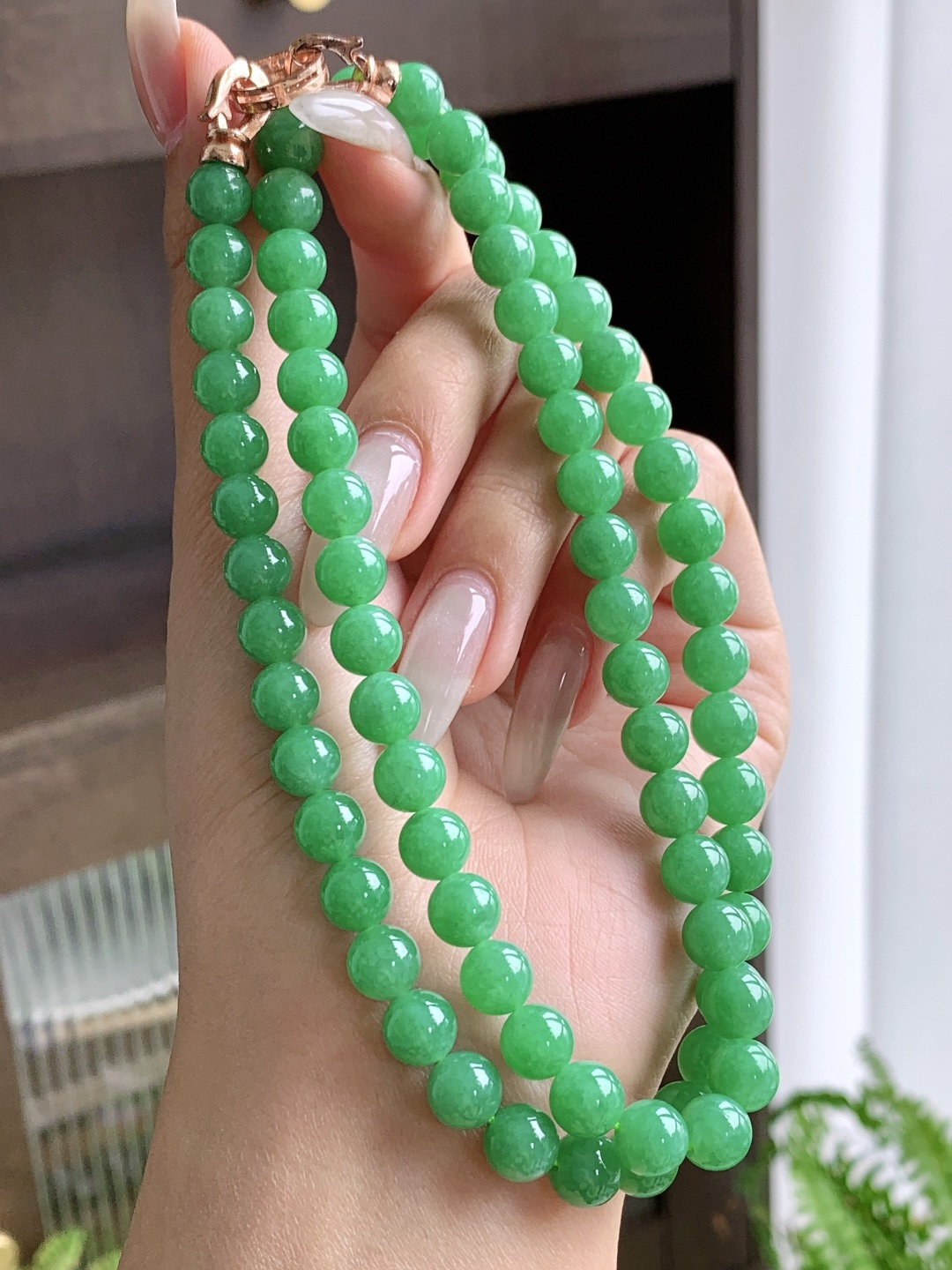 珠子糯冰阳绿珠链圆珠子珠链,说明缅料性比高,尺寸8.5-7.4mm，30cm,重量65.3克