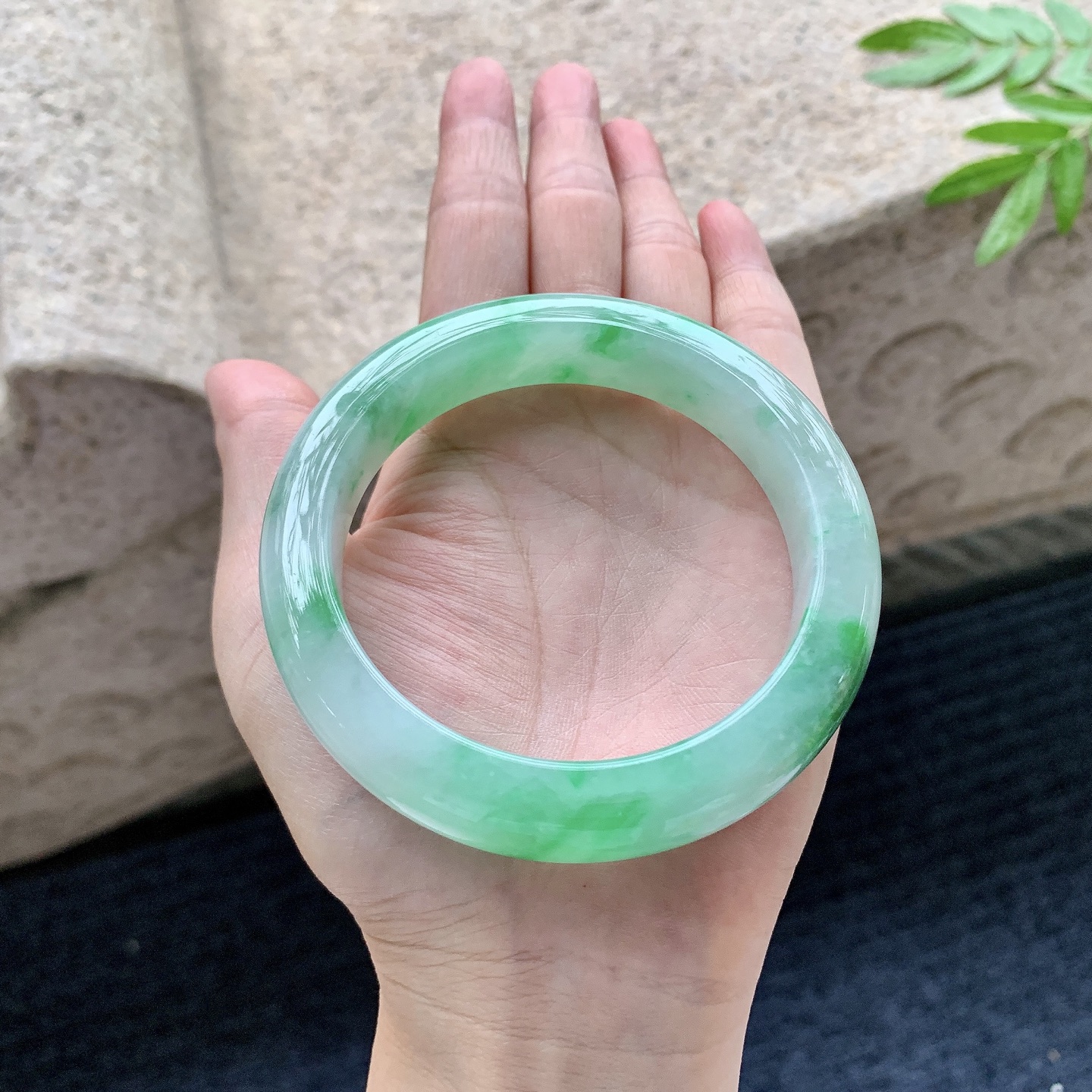 正圈58 59,圈口59.7/13.1/9.8,编码WW082724,描述糯冰飘绿，水润，种老，细腻，有纹线