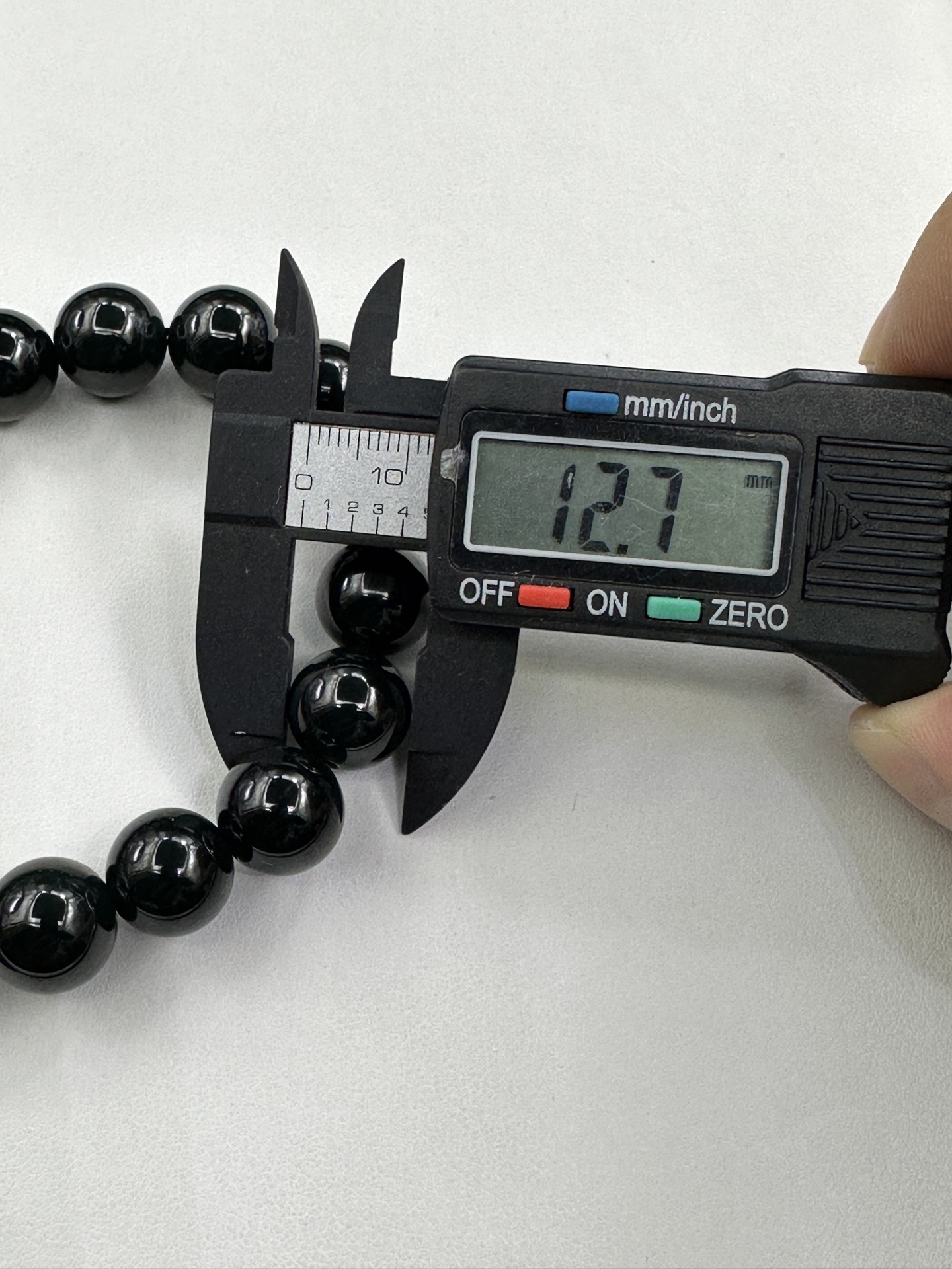 ：【墨翠手串13mm】老坑冰种，黑度极黑，灯照全透，呈帝王绿，种老起光，底极细腻，圆润饱满