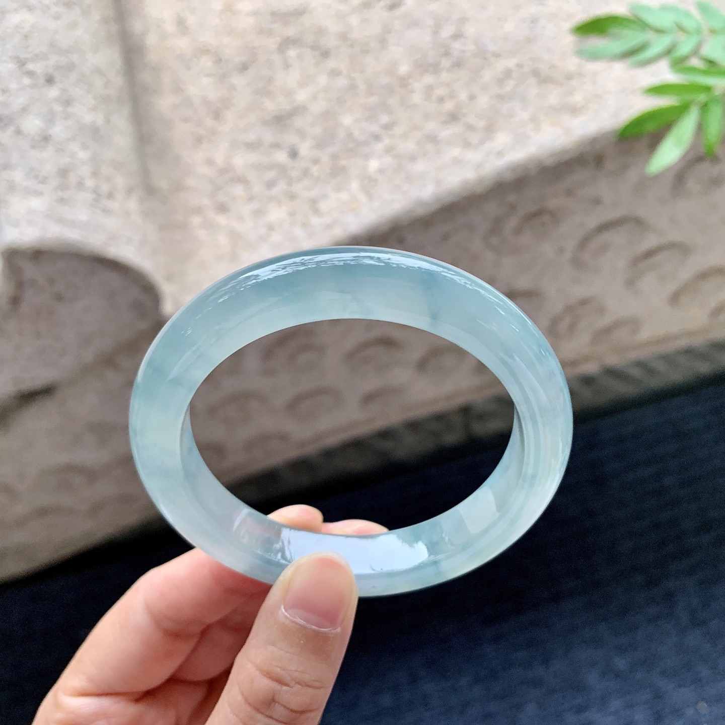 正圈54 55,圈口55.4/10.7/8.8,编码C5082743,描述糯冰飘花，水润，种老，细腻，打灯有纹线