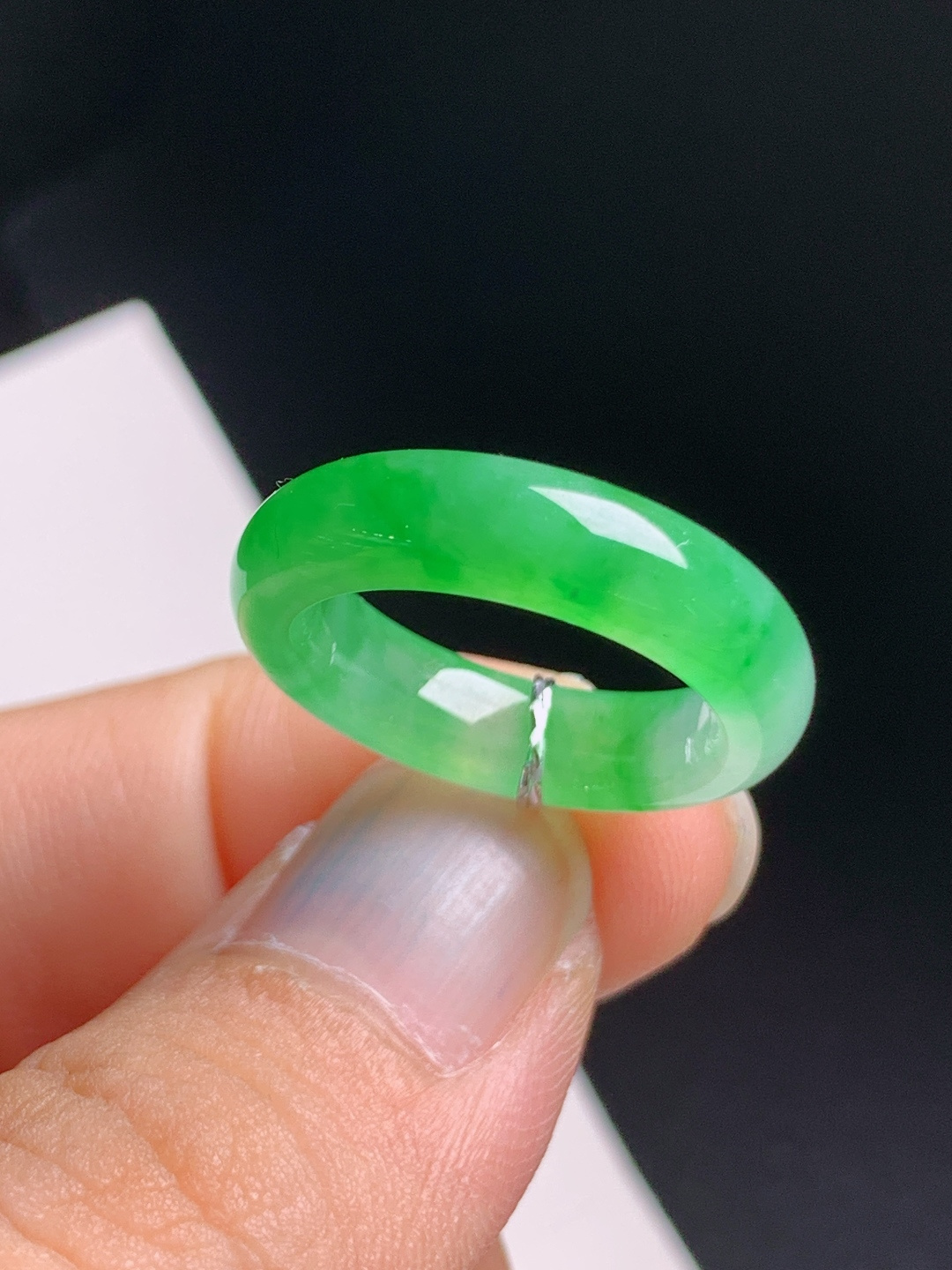 辣绿指环，色浓艳丽，水头足润，简约显贵