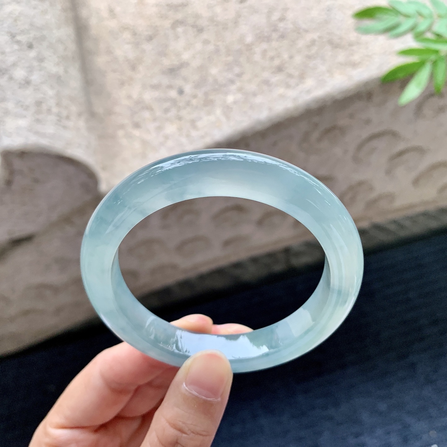 正圈54 55,圈口55.4/10.7/8.8,编码C5082743,描述糯冰飘花，水润，种老，细腻，打灯有纹线