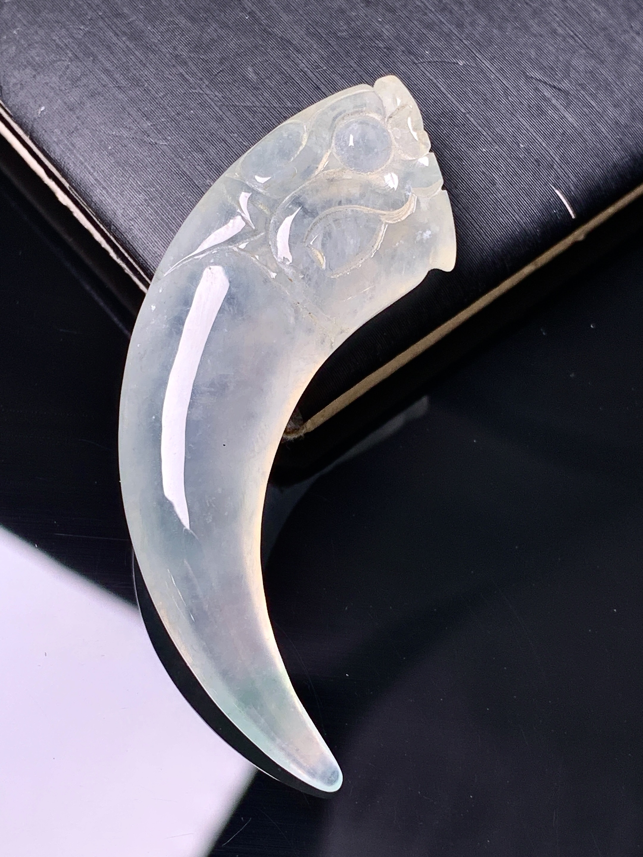 冰种龙牙吊坠 玉质细腻 色泽艳丽清新 水润亮眼 整体尺寸47*14.8*6 a8