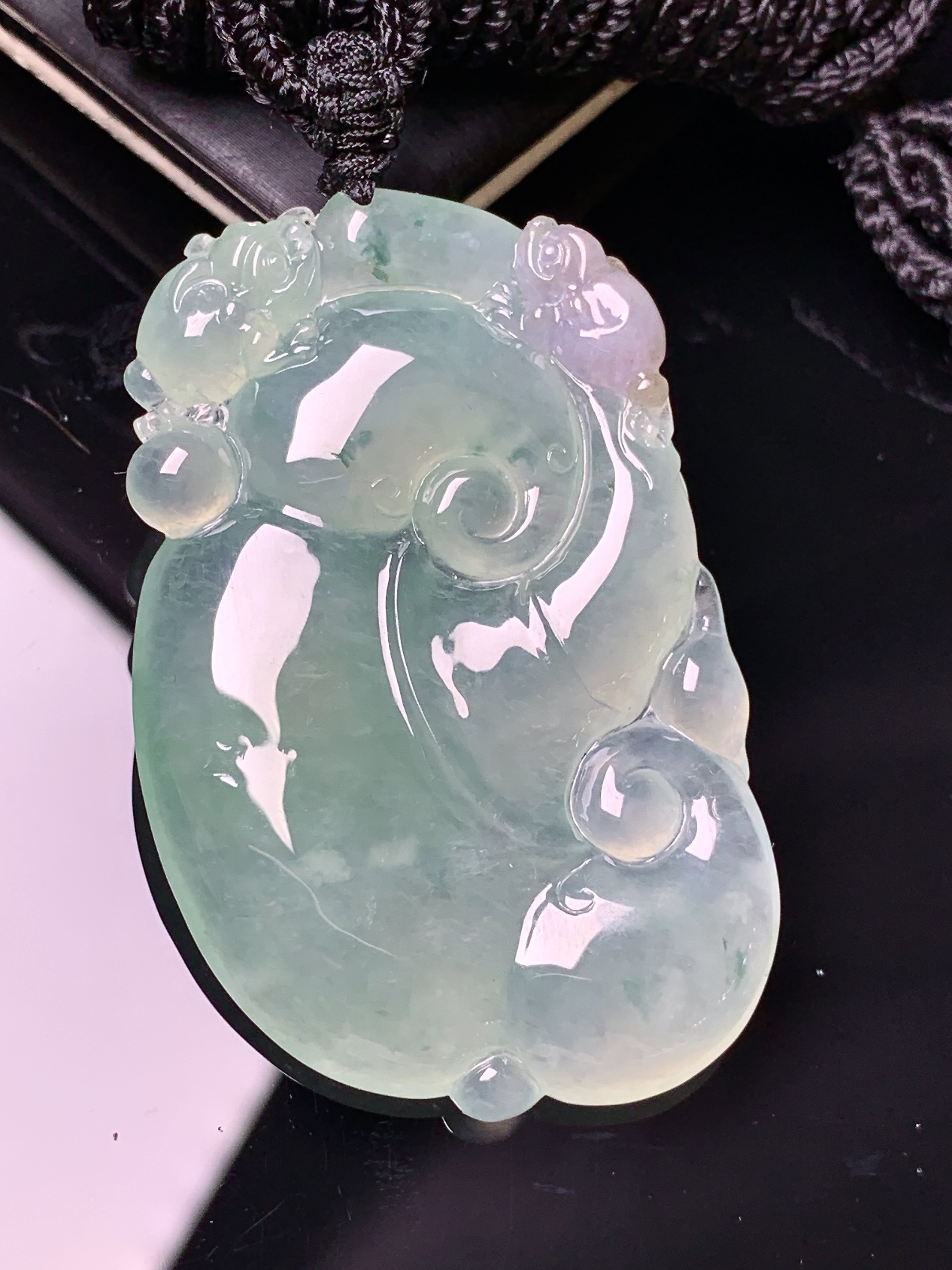 冰种如意吊坠 玉质细腻 色泽艳丽清新 水润亮眼 整体尺寸46.7*30.3*6 x3