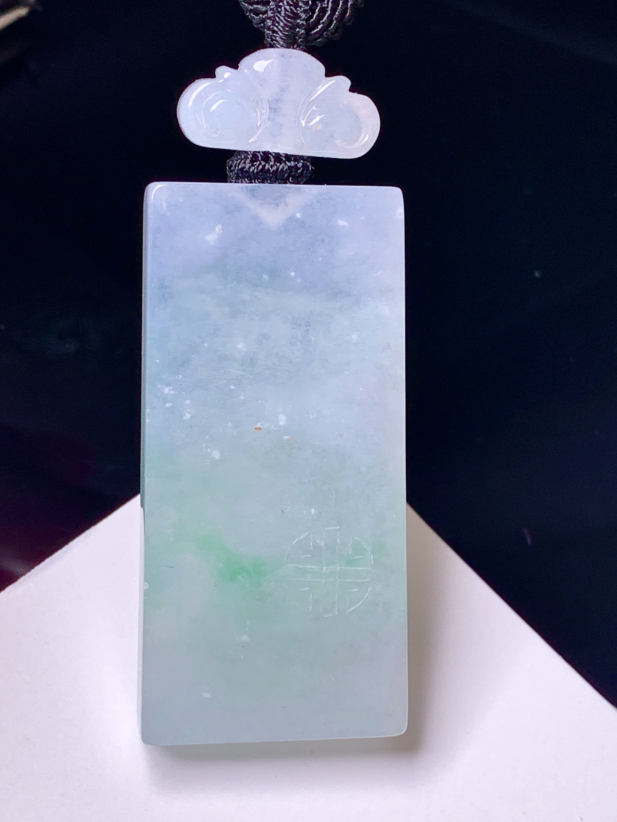 飘绿无事牌吊坠 玉质细腻 色泽艳丽清新 水润亮眼 整体尺寸41.5*19.8*6 L1