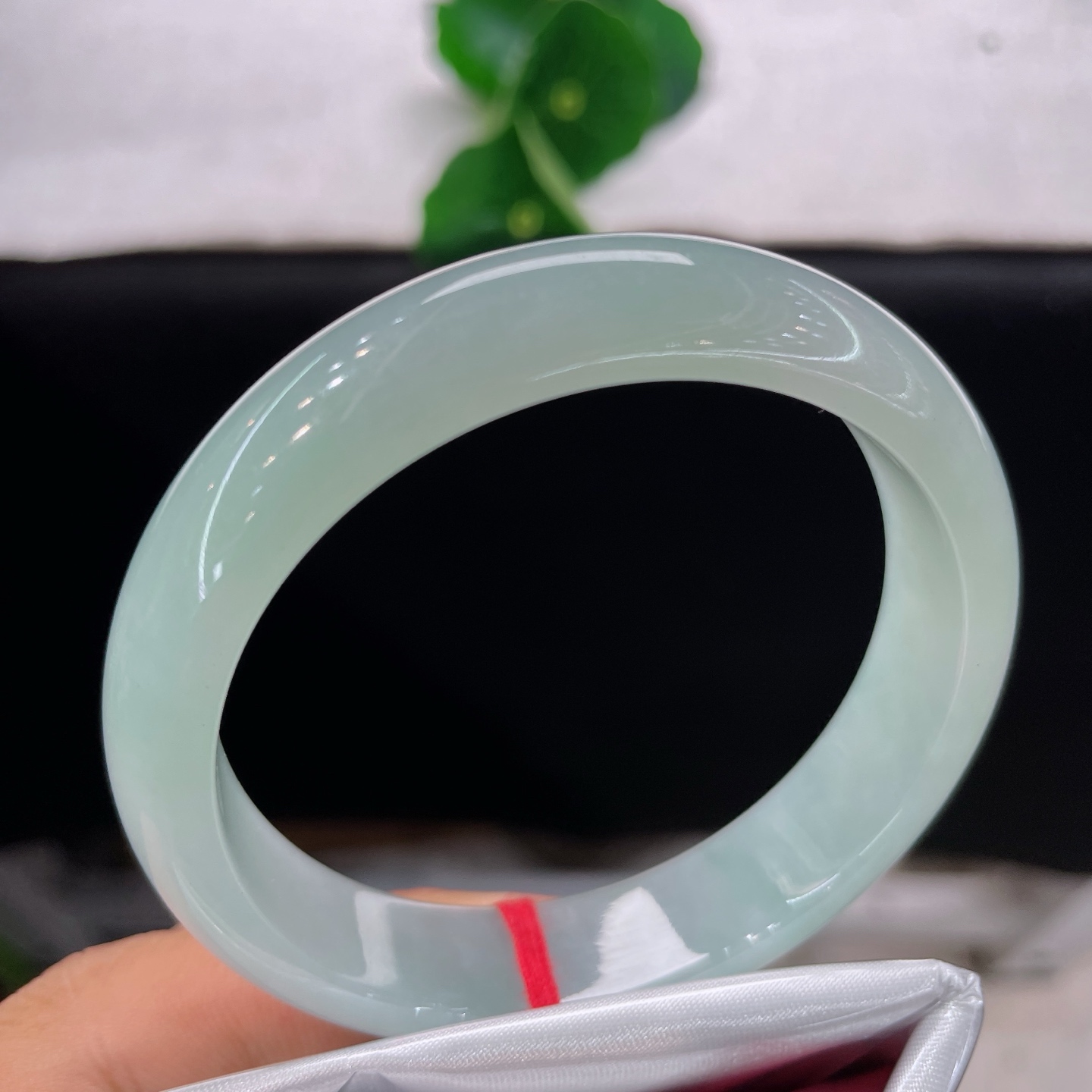 圈口57/13/7.5，晴底正圈，56/57可戴，仿若晨雾凝湖，玉质澄澈通透。质地细腻。无裂。