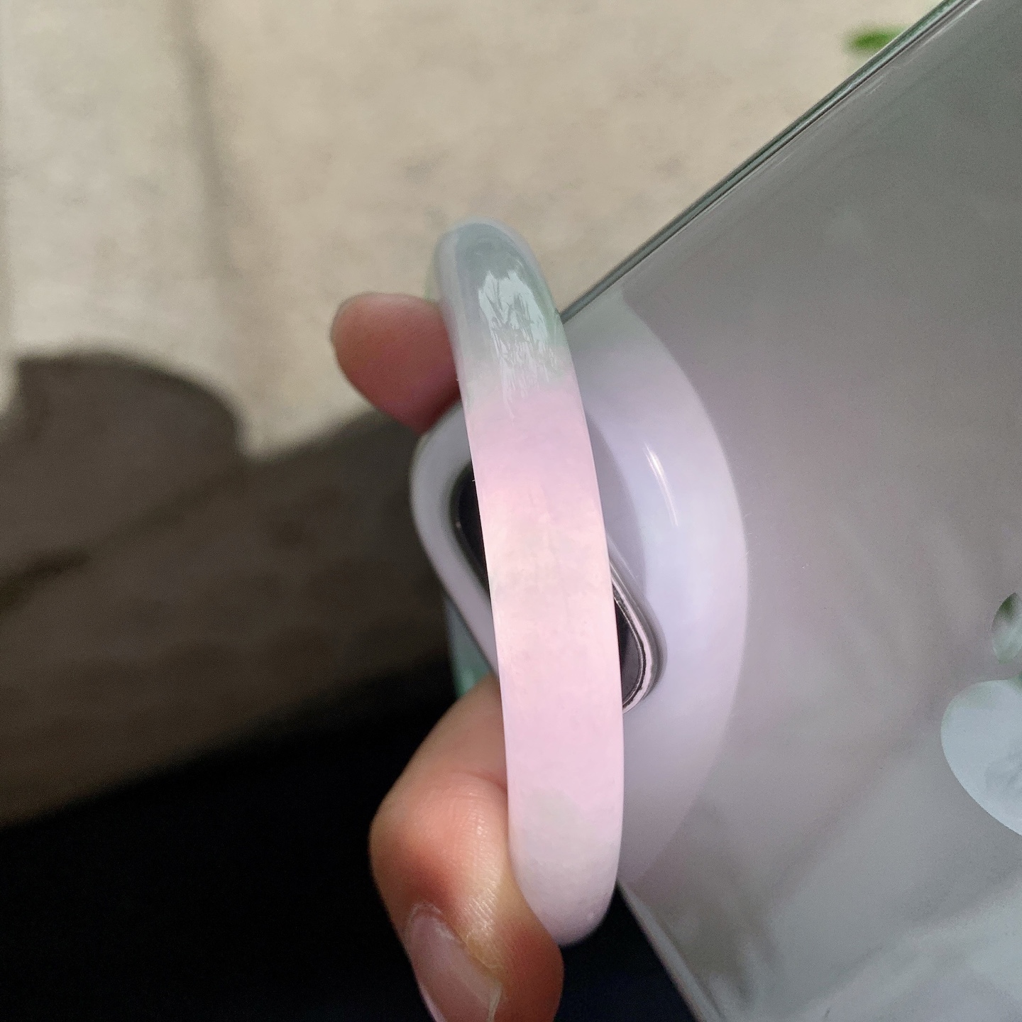 正圈49 50,圈口50.3/8.3/8,编码G9082721,糯冰飘辣阳绿，水润，种老，细腻，有纹线