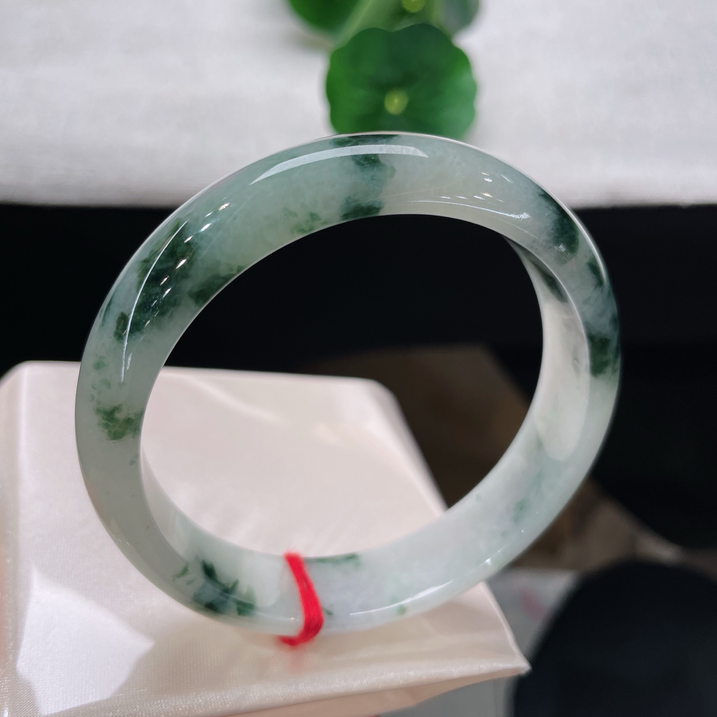 翡翠手镯 圈口58.6/13.6/7.8，飘花正圈，58/59可戴，仿若青潭浮云，翠色与淡青交织。