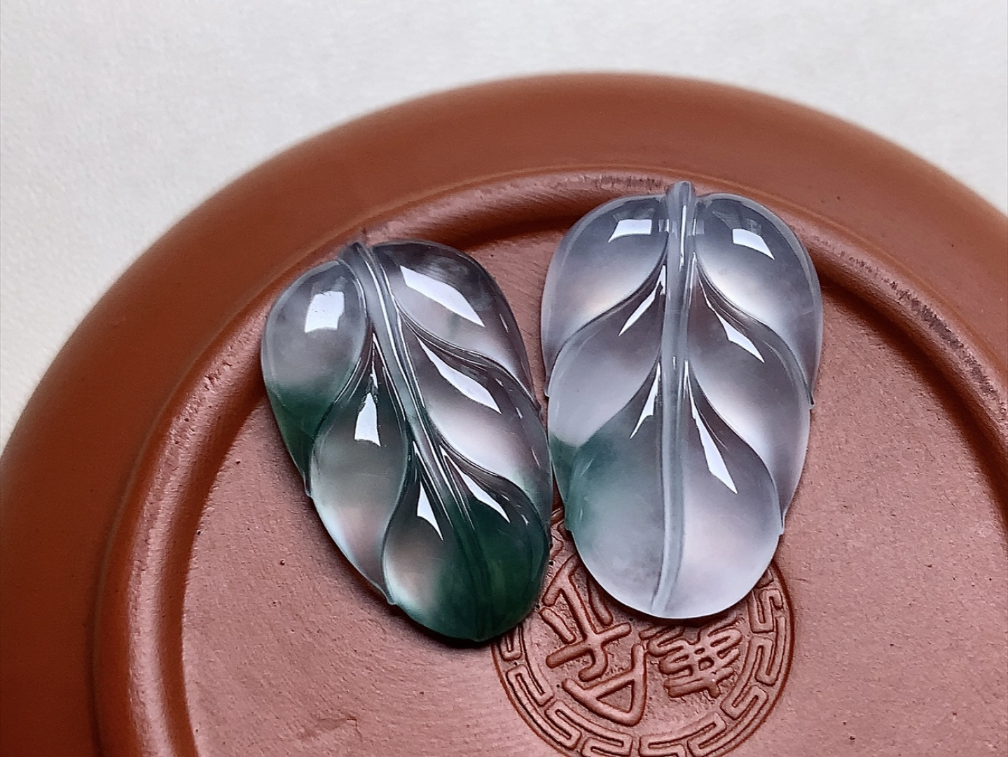 冰种飘花叶子一对 飘花色泽漂亮，种水，尺寸22.3*14.4*4、21.4*13.3*3.2